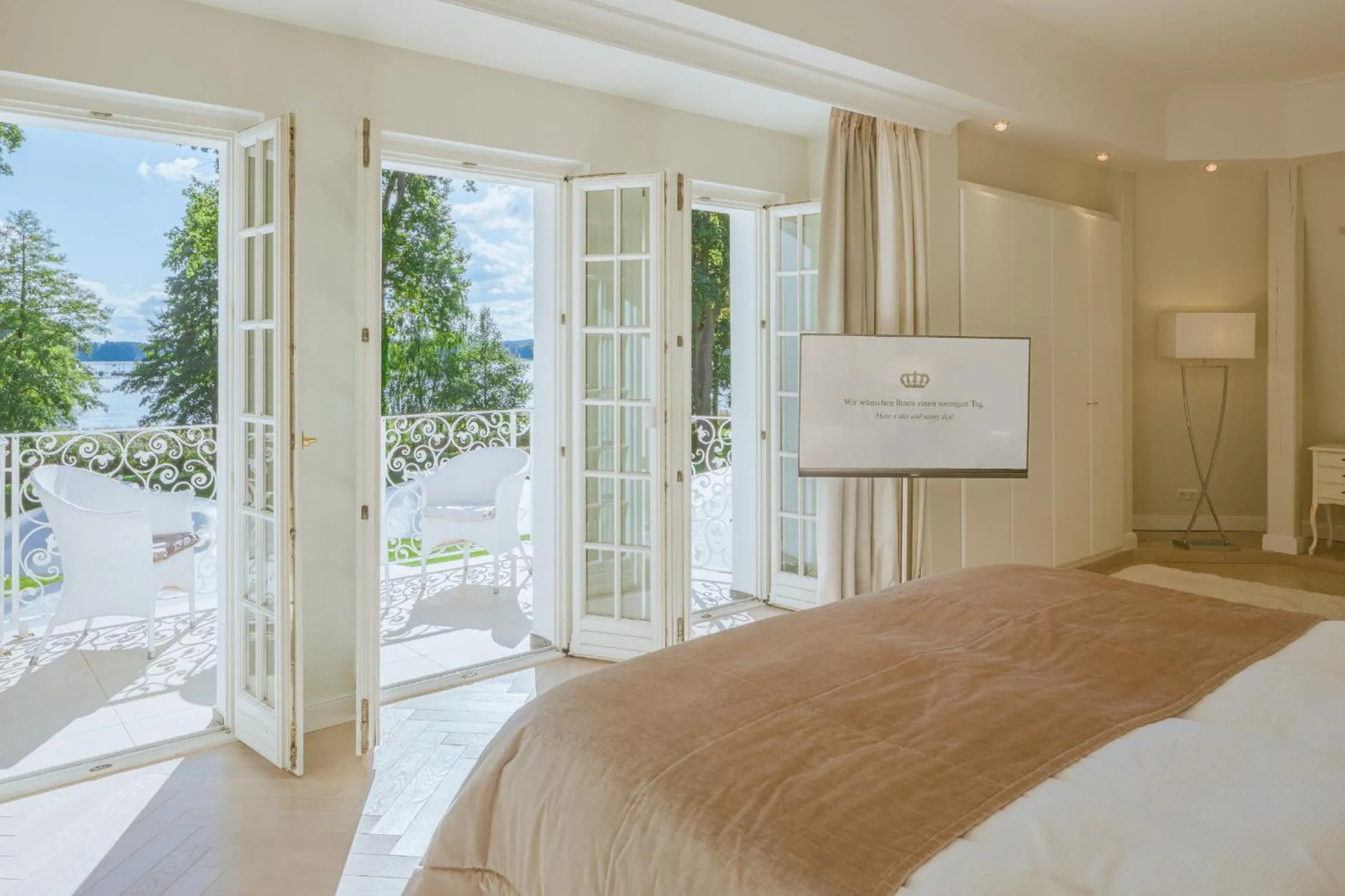 Bed in Villa Contessa - Luxury Spa Hotels
