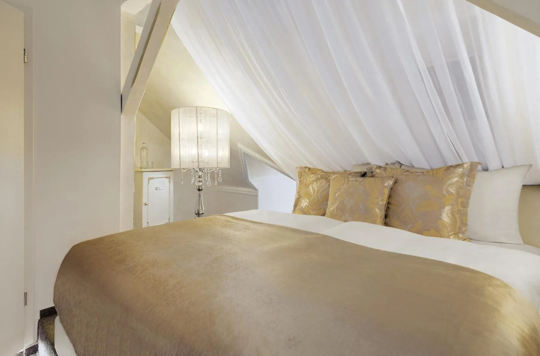 Bed in Villa Contessa - Luxury Spa Hotels