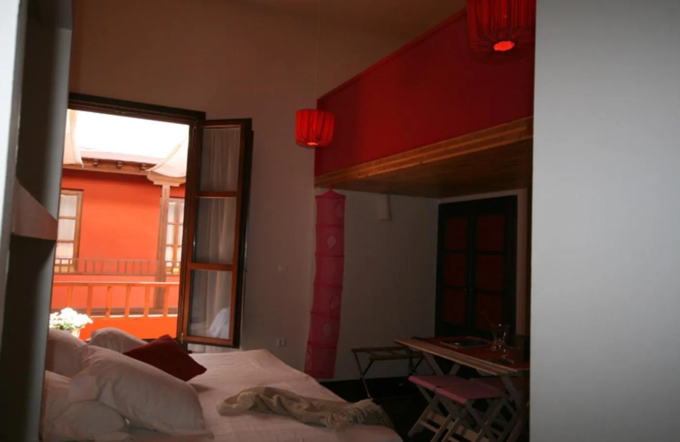 Photo of the whole room, Bed in El Cocheron 1919