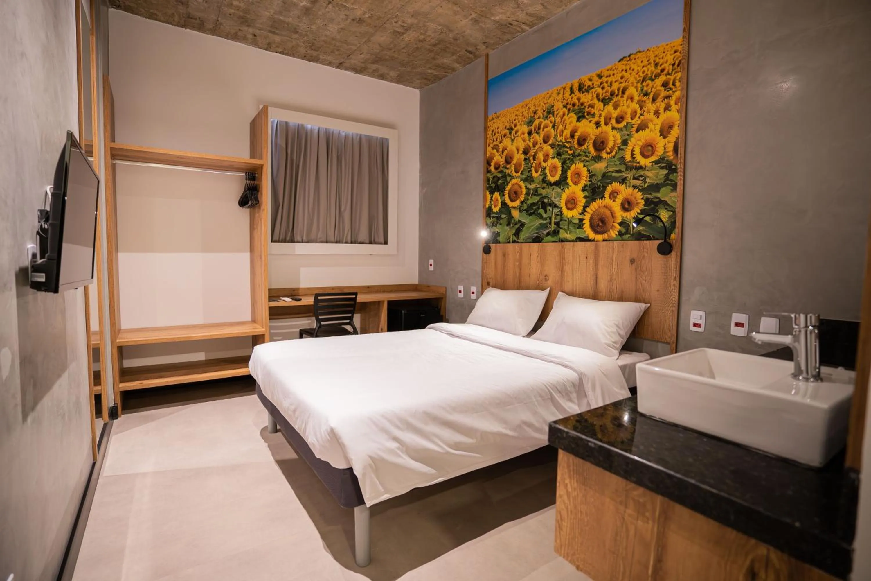 Photo of the whole room, Bed in CAMPOS DE HOLAMBRA INN