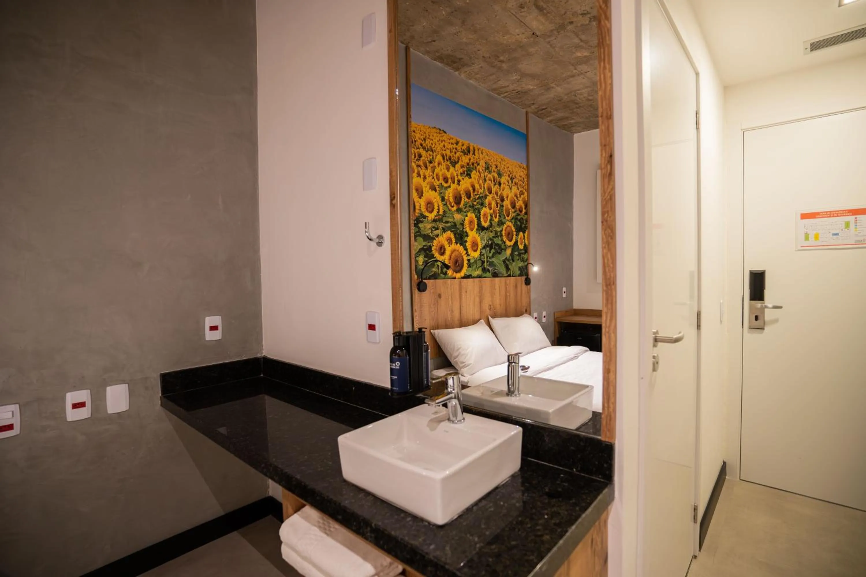 Photo of the whole room, Bed in CAMPOS DE HOLAMBRA INN