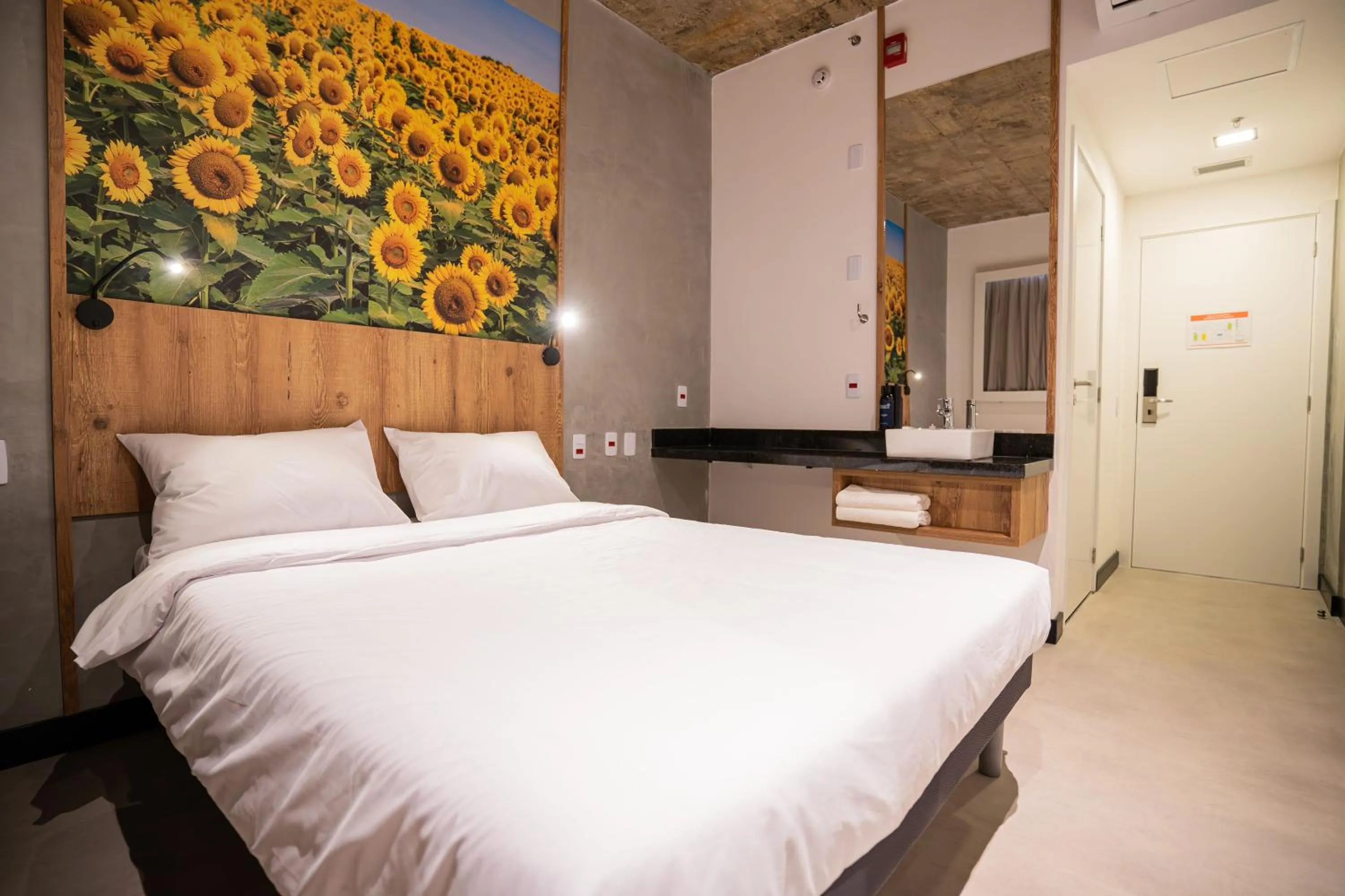 Photo of the whole room, Bed in CAMPOS DE HOLAMBRA INN