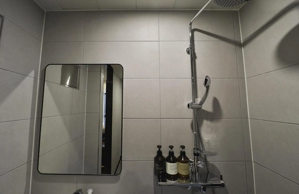 Shower in Rose Bay Hotel