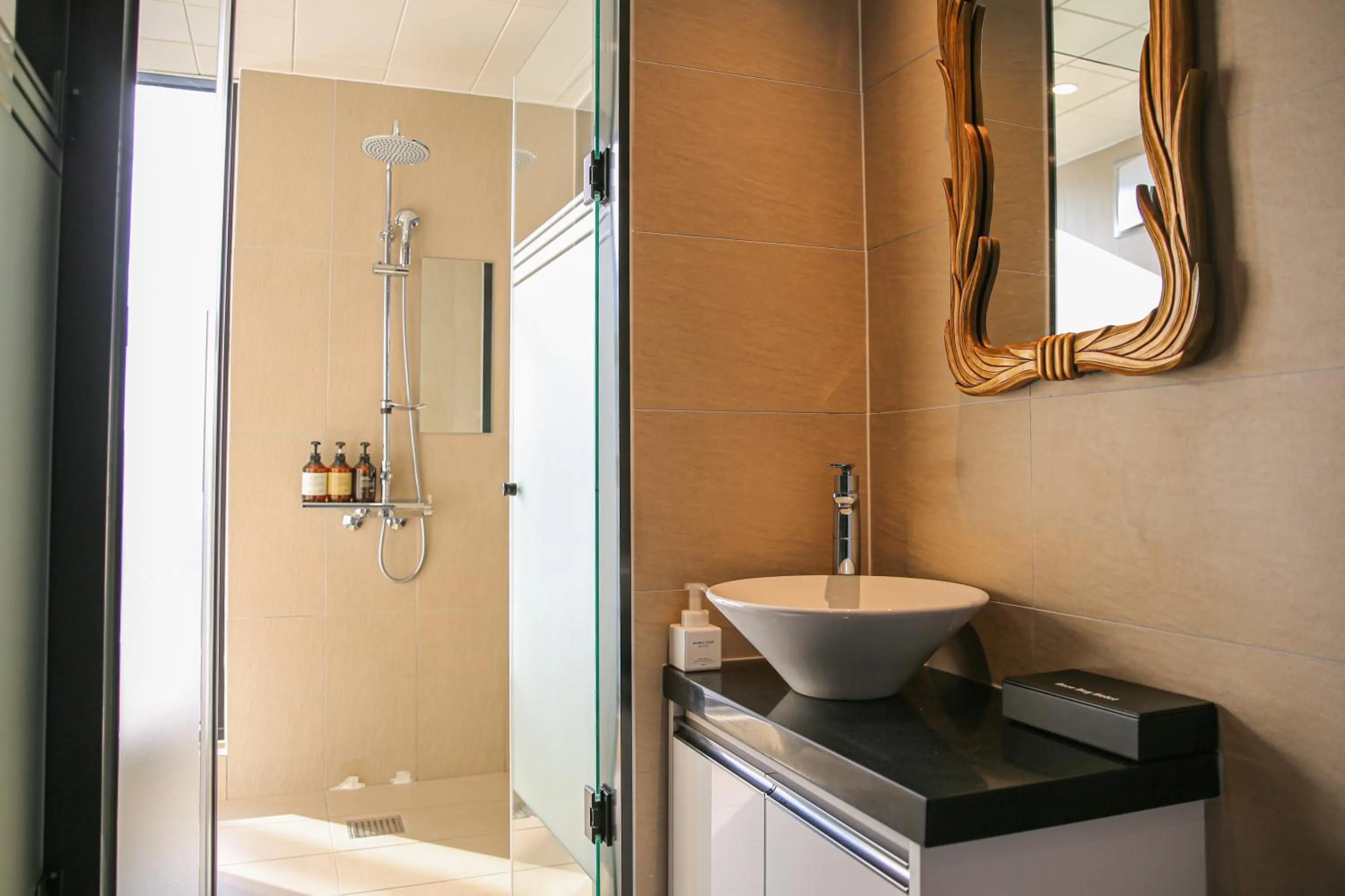 Shower in Rose Bay Hotel