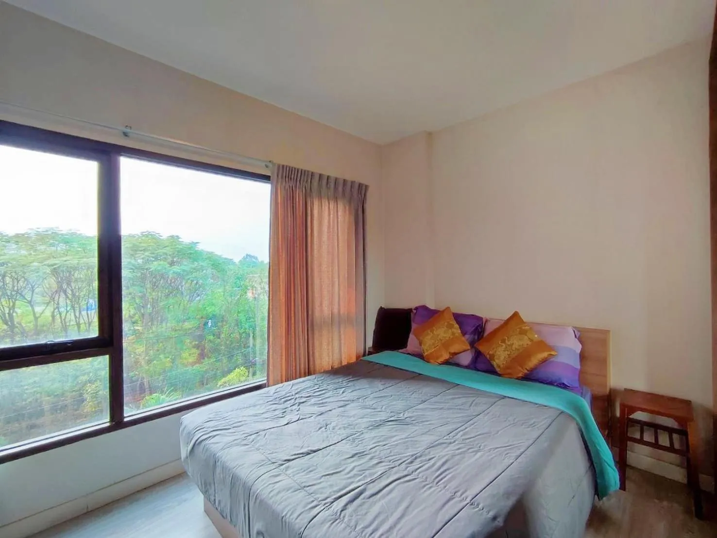 Bedroom, Bed in Deluxe Rooms by Suwan Style Agency