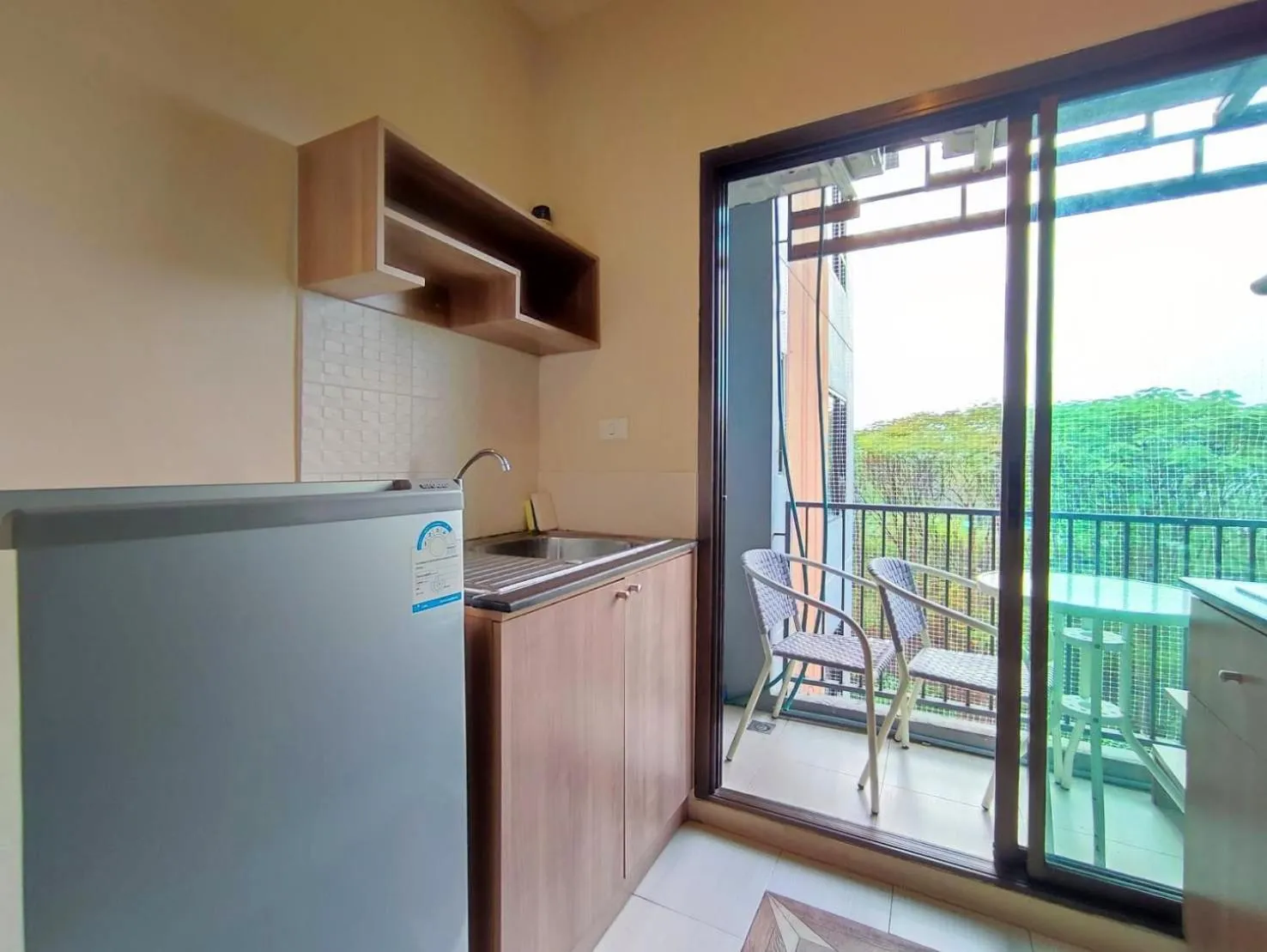 Kitchen or kitchenette in Deluxe Rooms by Suwan Style Agency