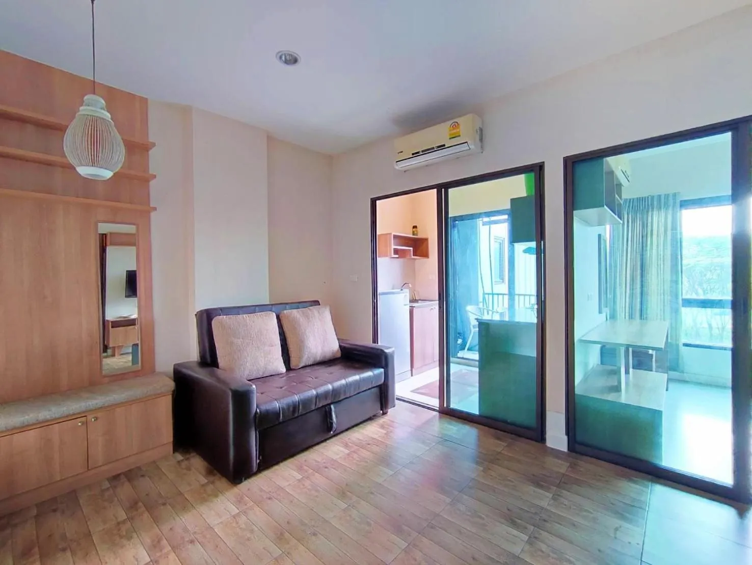 Living room in Deluxe Rooms by Suwan Style Agency