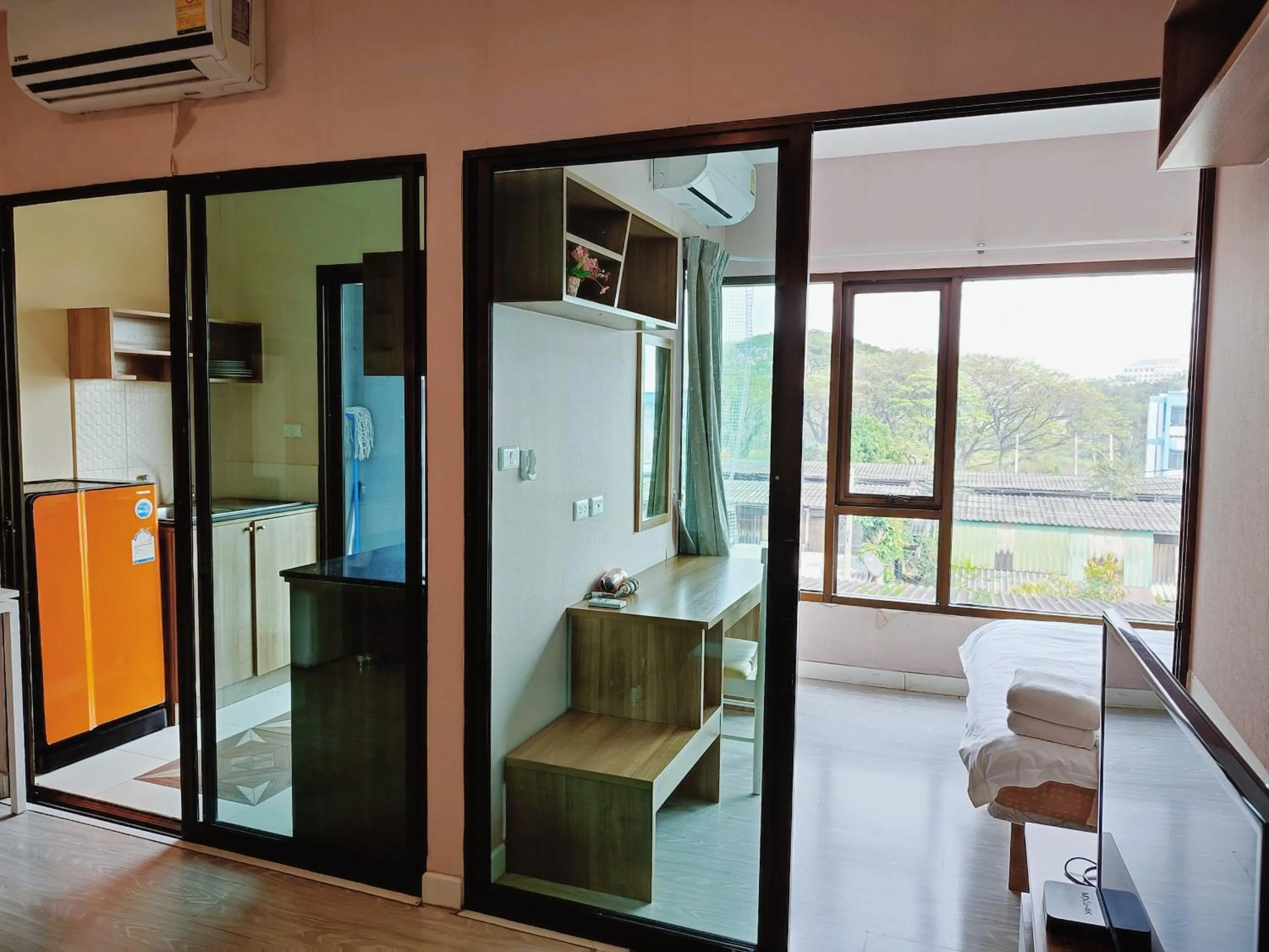 Kitchen or kitchenette in Deluxe Rooms by Suwan Style Agency