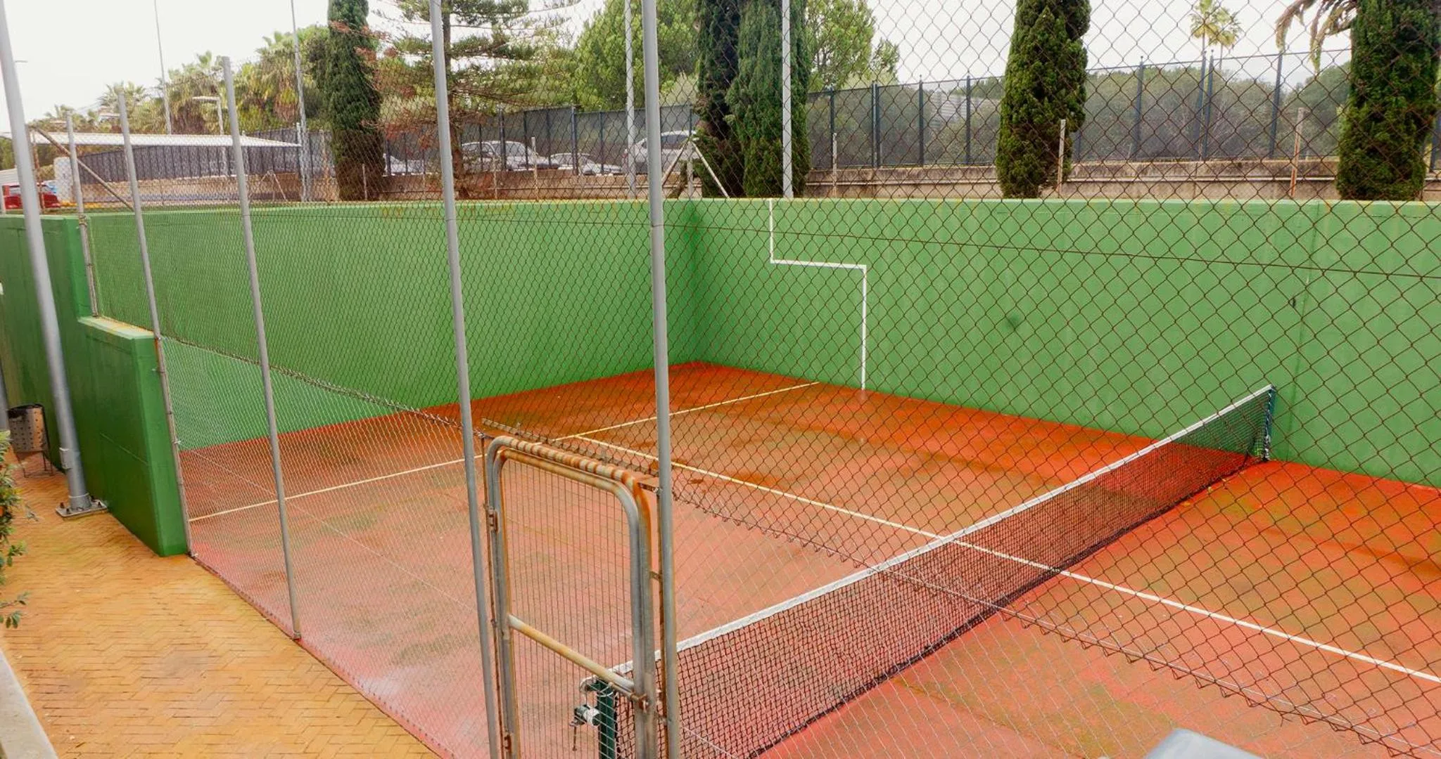 Tennis court in Apartamentos Vértice Sevilla Aljarafe
