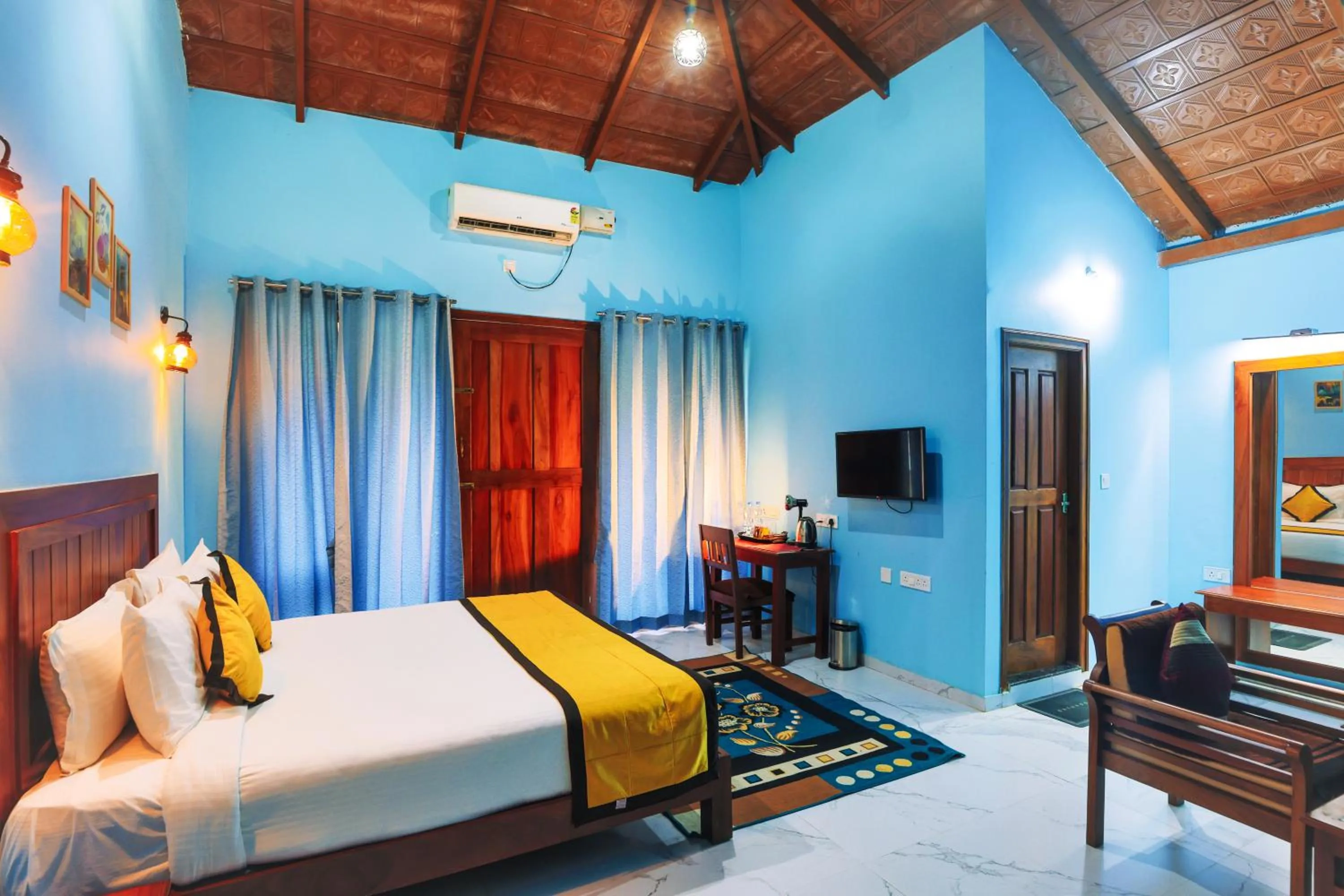 Bedroom, Bed in Hill Crest Resort - Coorg