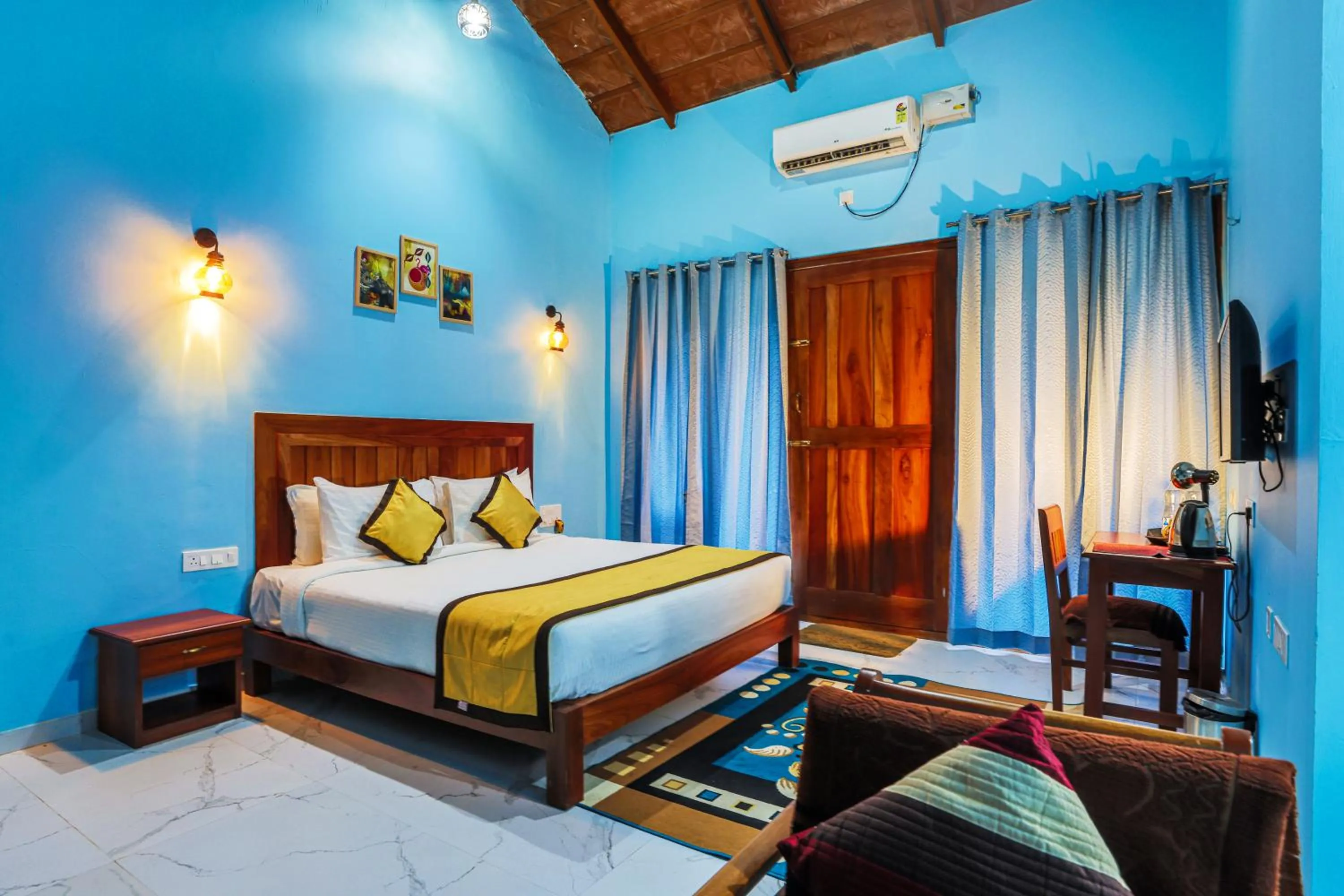 Bedroom, Bed in Hill Crest Resort - Coorg