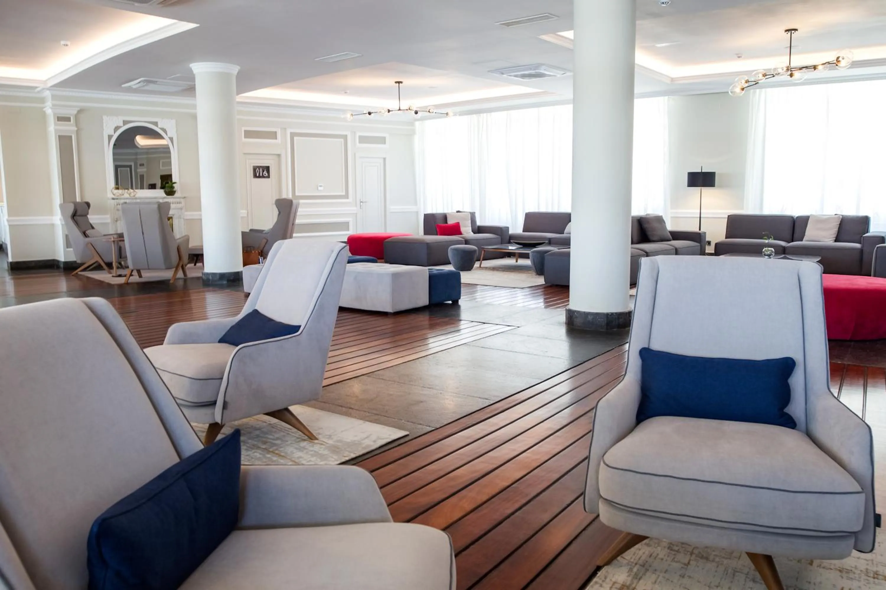 Communal lounge/ TV room in Hotel Silken Palacio Uribarren