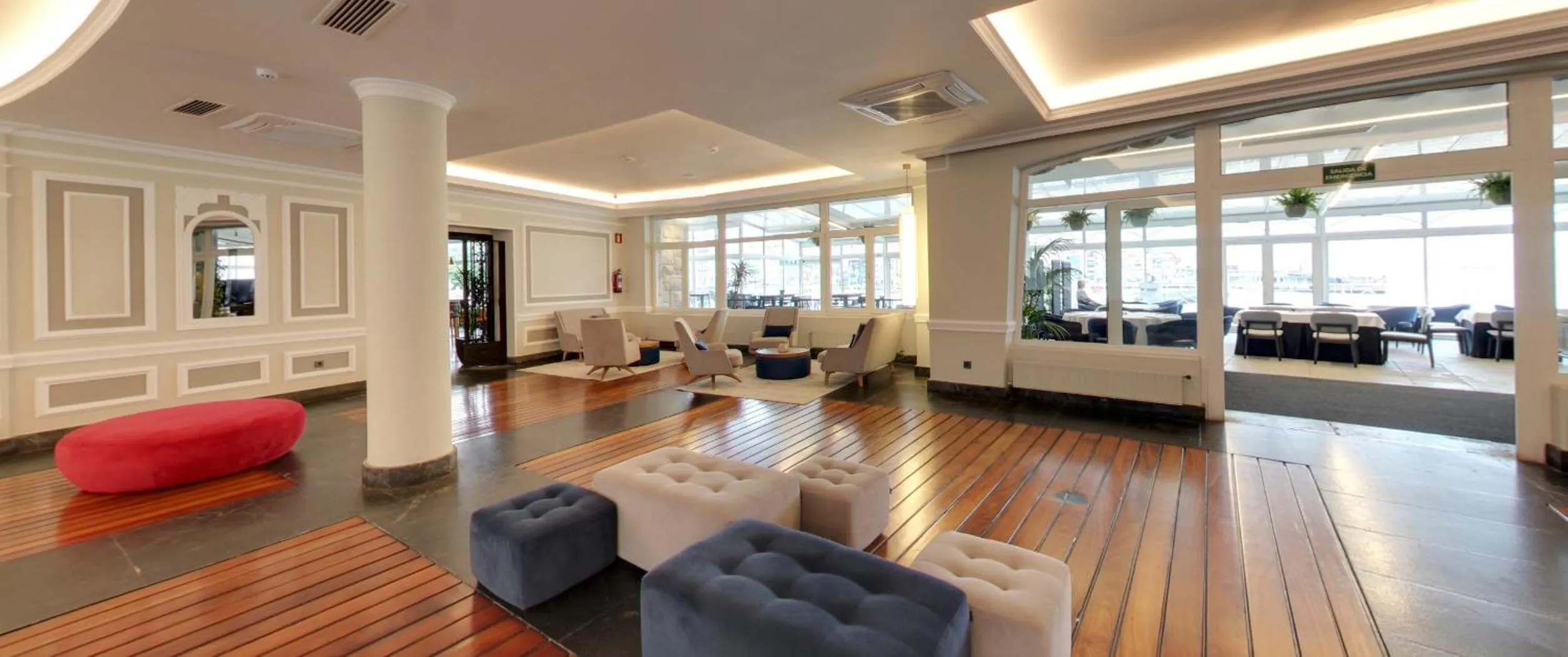 Communal lounge/ TV room in Hotel Silken Palacio Uribarren