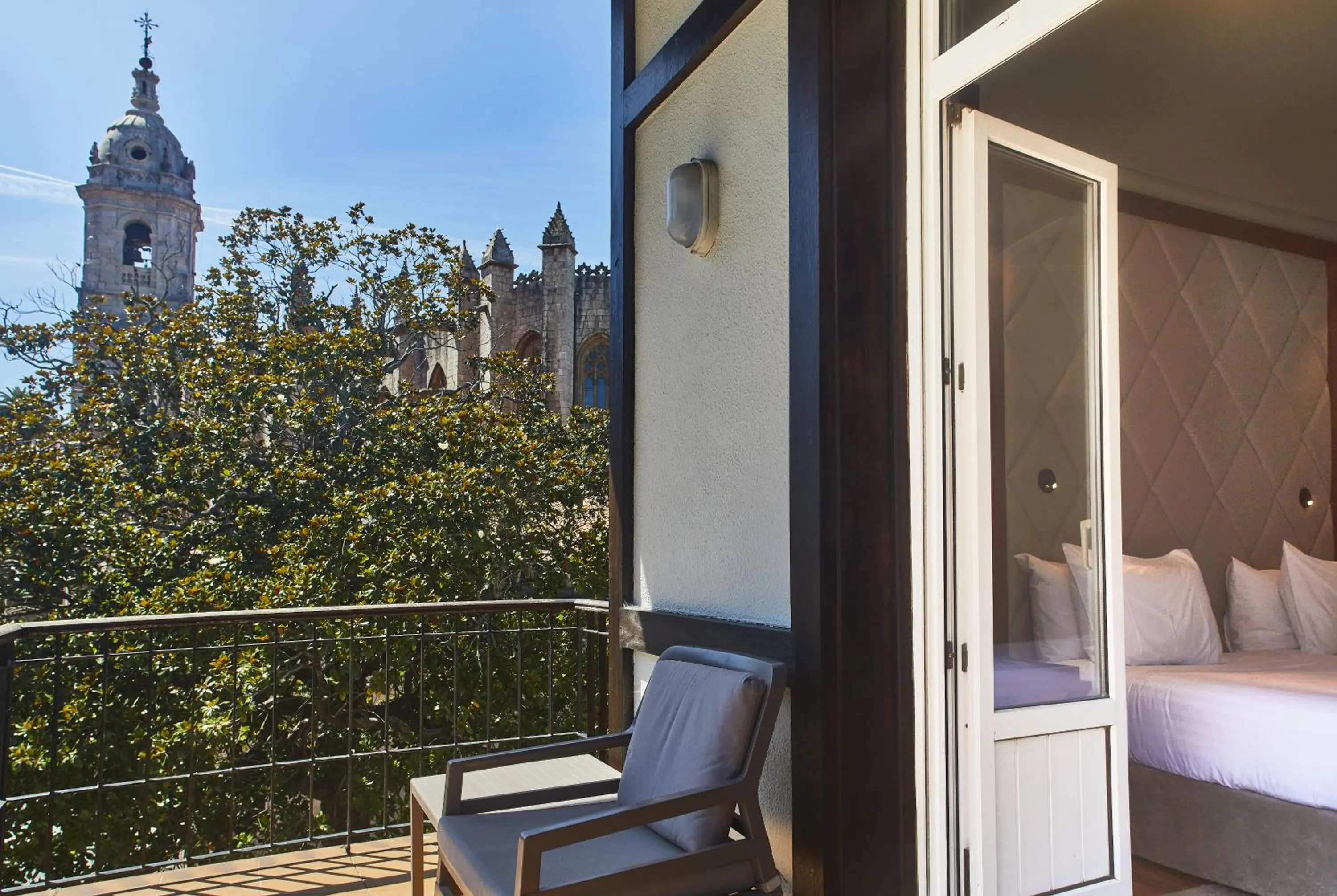Balcony/Terrace, Bed in Hotel Silken Palacio Uribarren