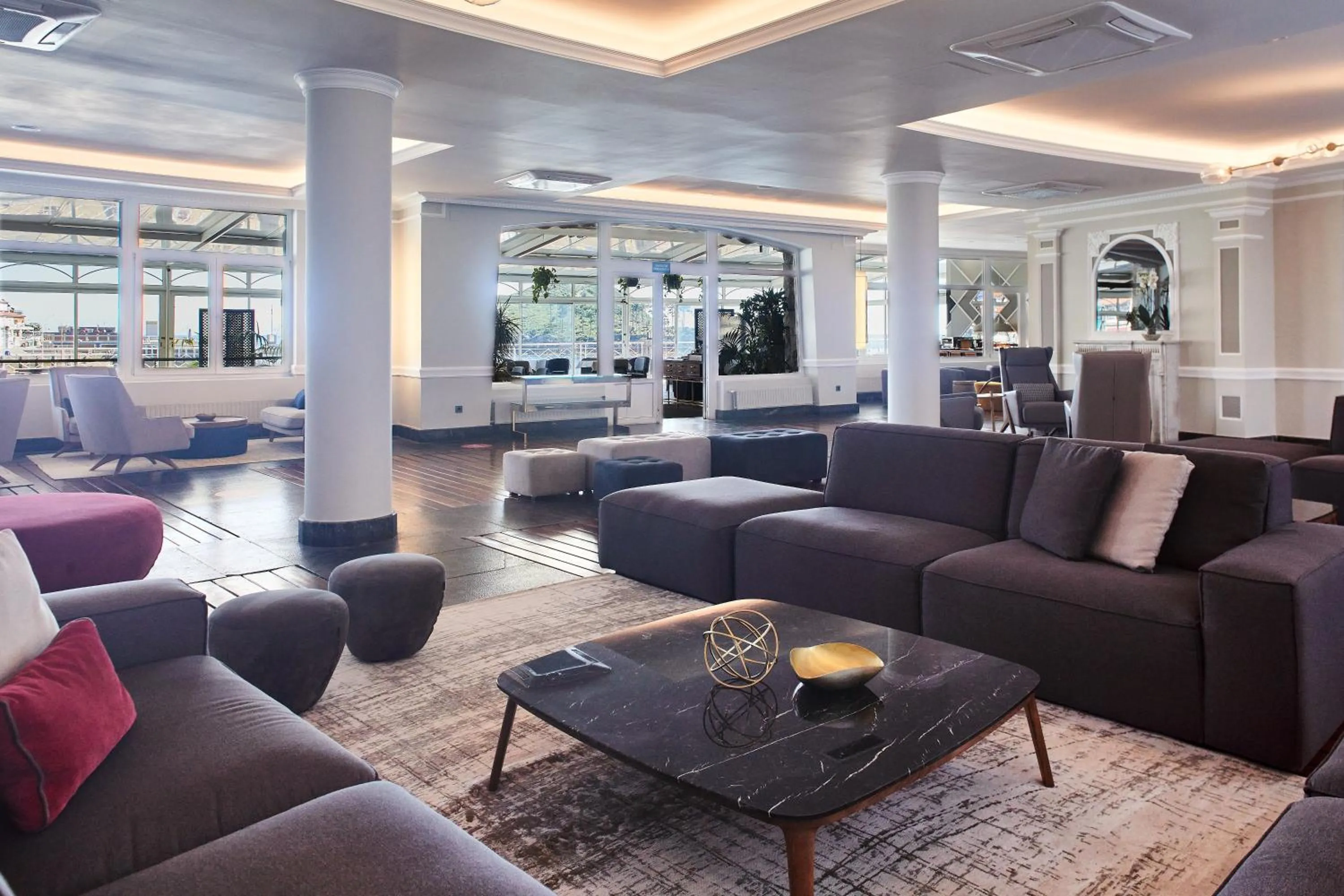 Communal lounge/ TV room in Hotel Silken Palacio Uribarren