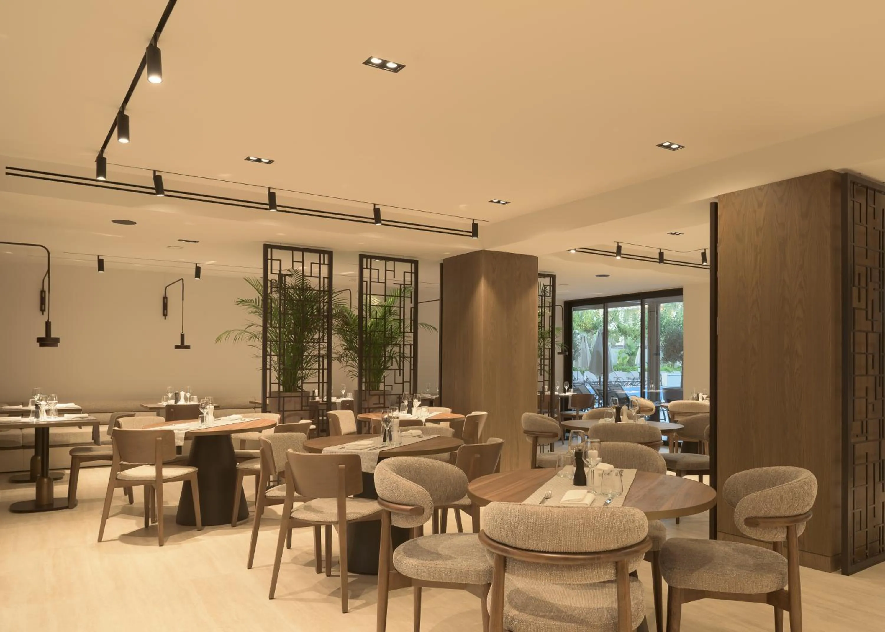 Restaurant/places to eat in Theartemis Palace