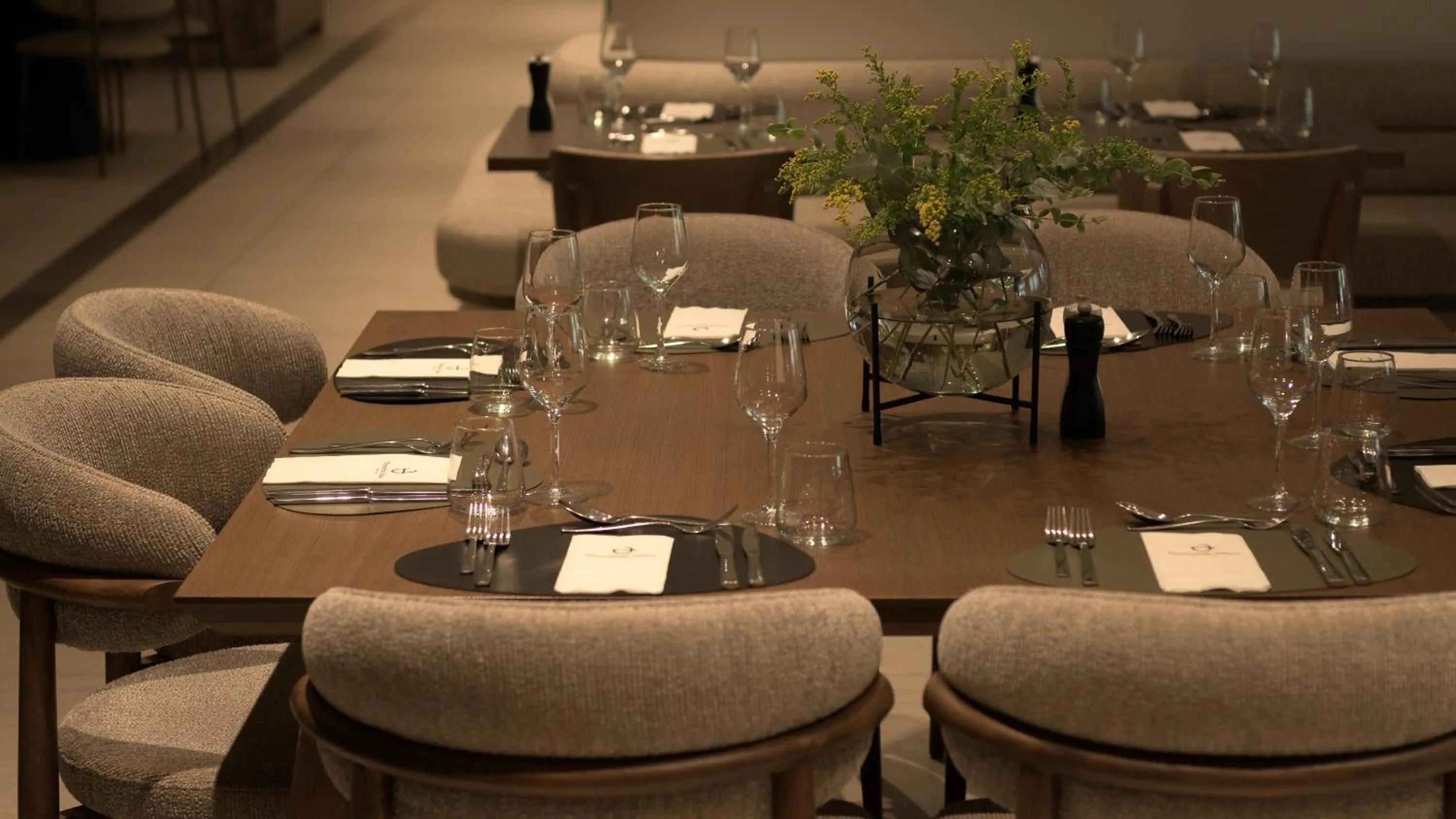 Restaurant/places to eat in Theartemis Palace