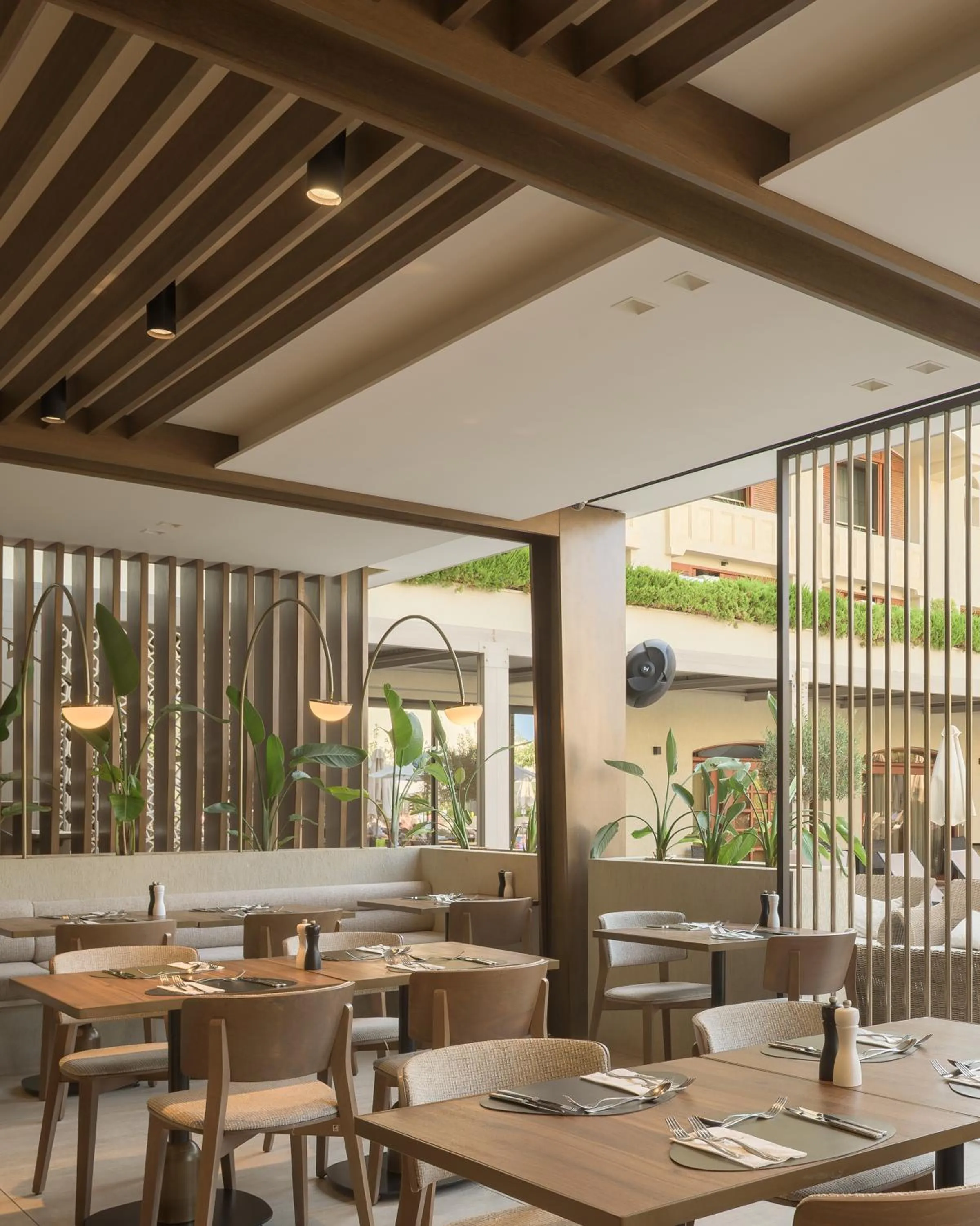 Restaurant/places to eat in Theartemis Palace