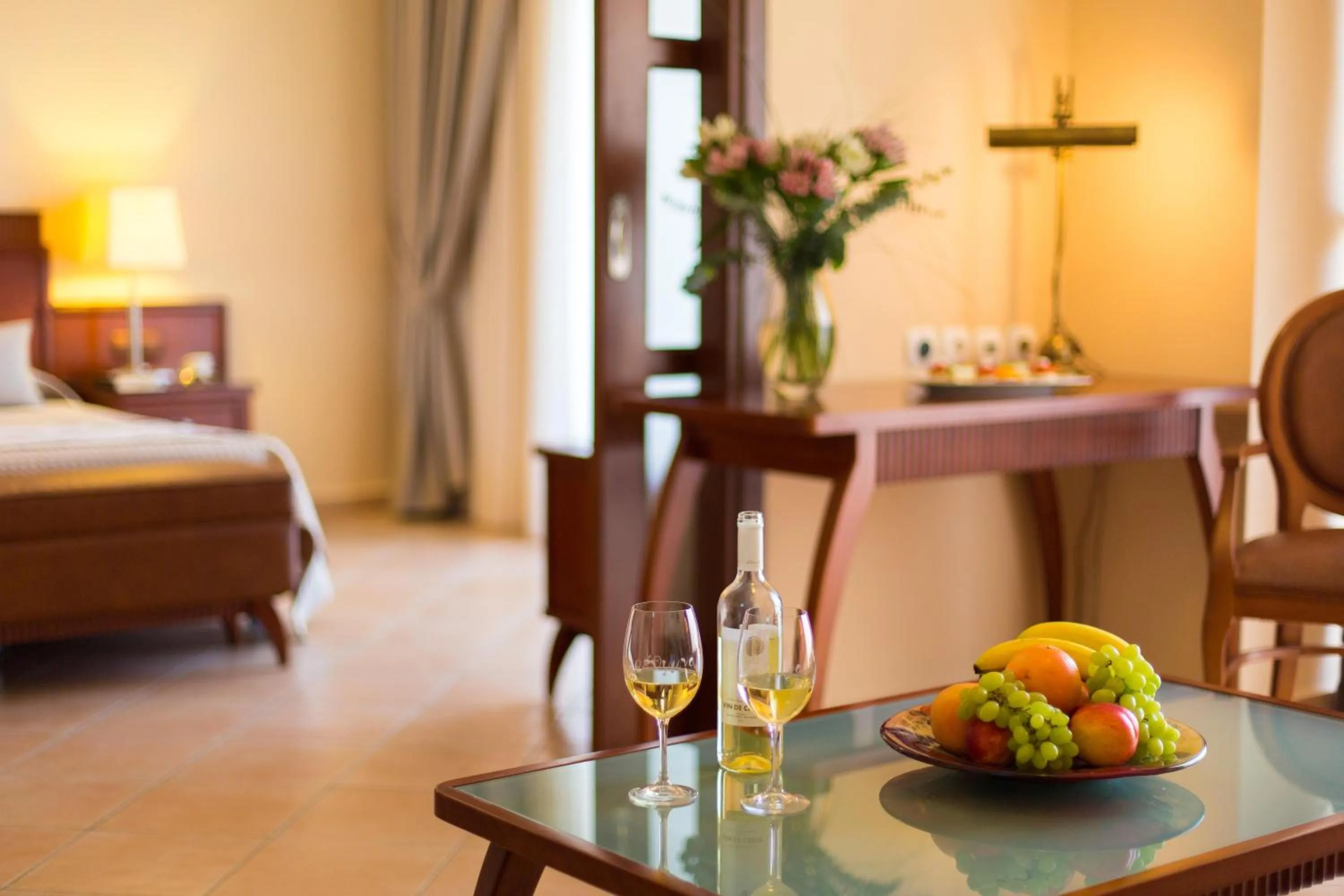 Photo of the whole room, Bed in Theartemis Palace