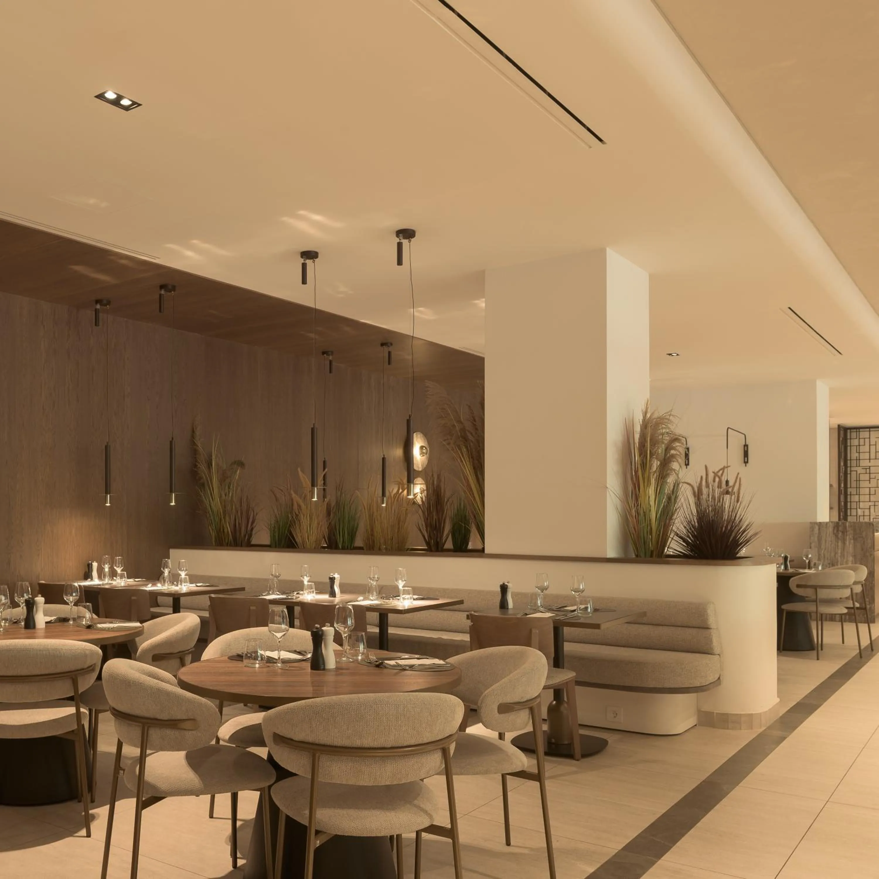 Restaurant/places to eat in Theartemis Palace