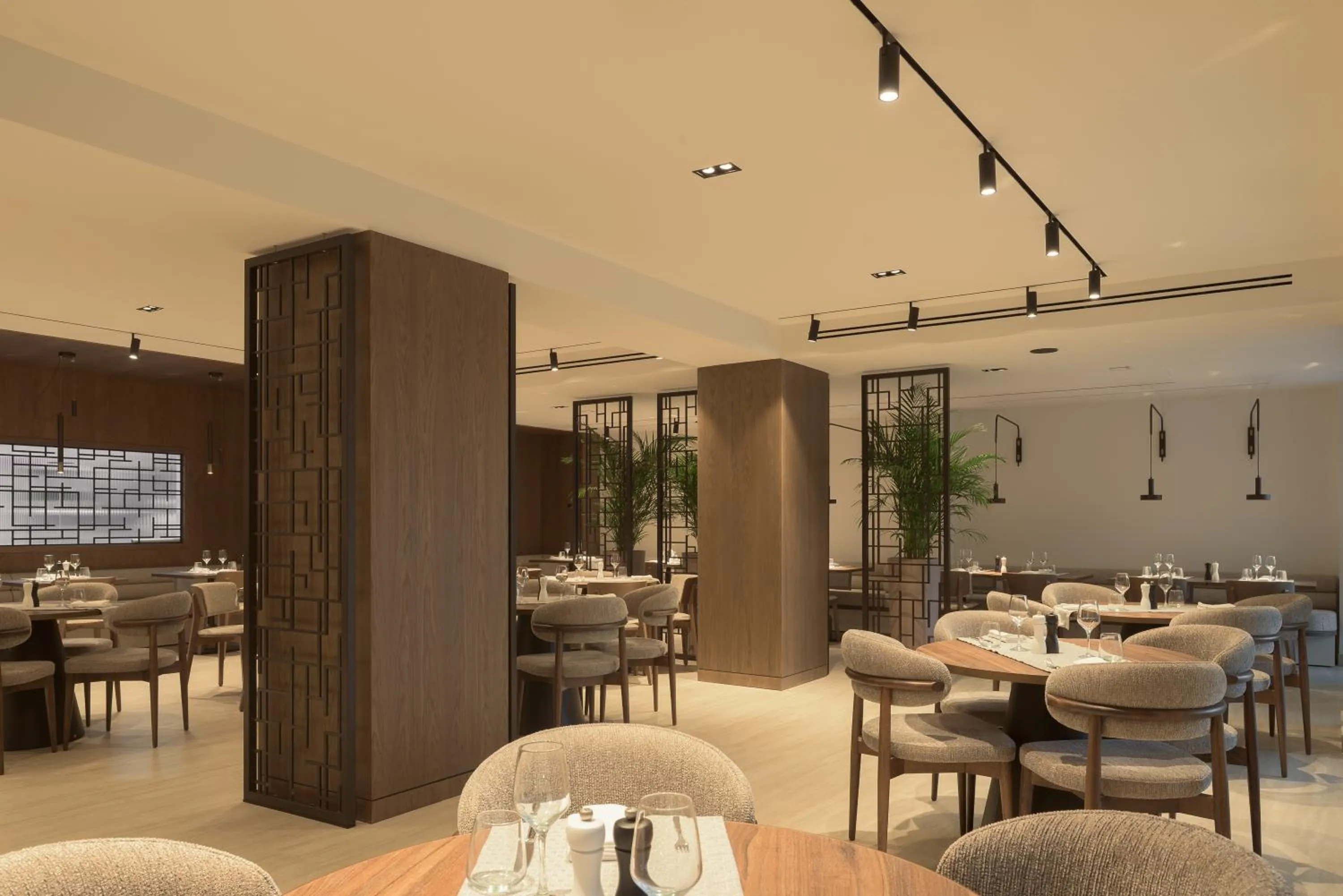 Restaurant/places to eat in Theartemis Palace