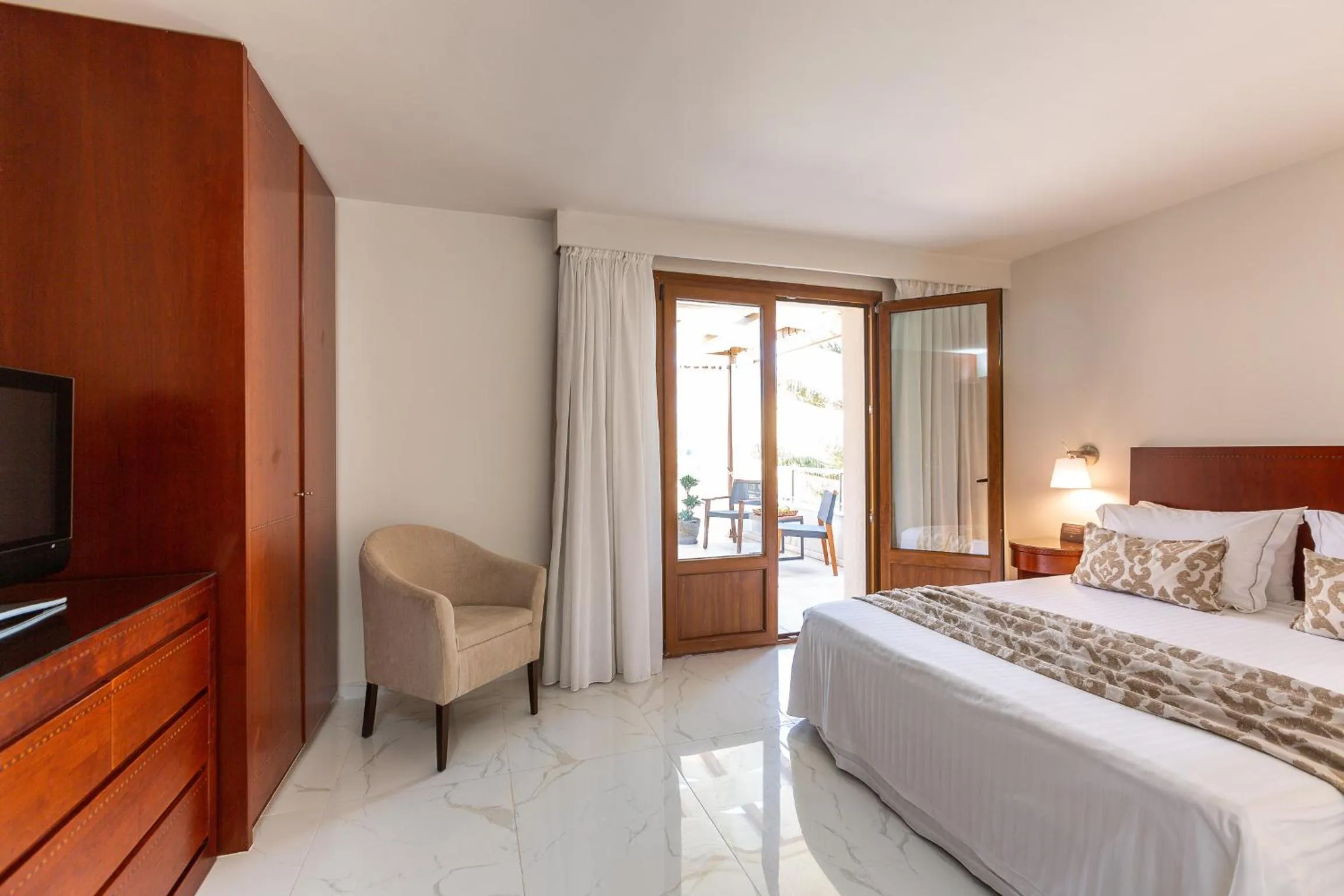 Bed in Theartemis Palace