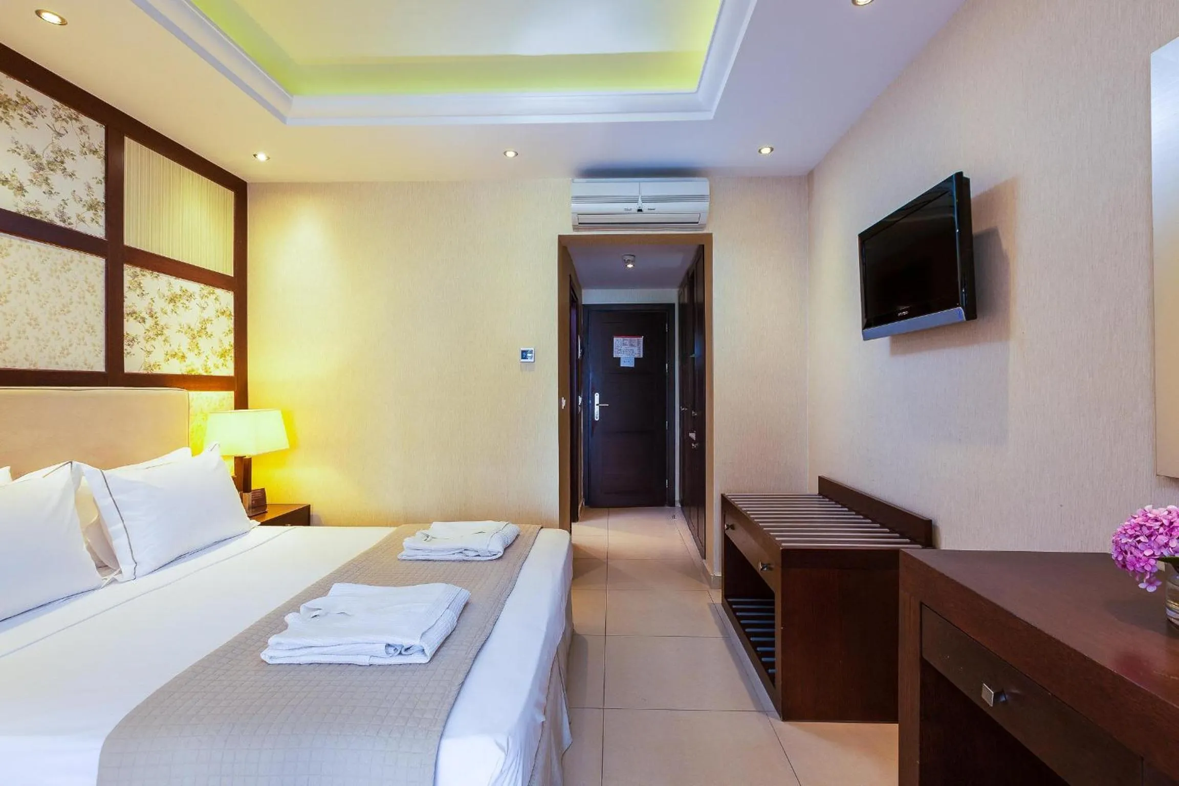 Photo of the whole room, Bed in Theartemis Palace