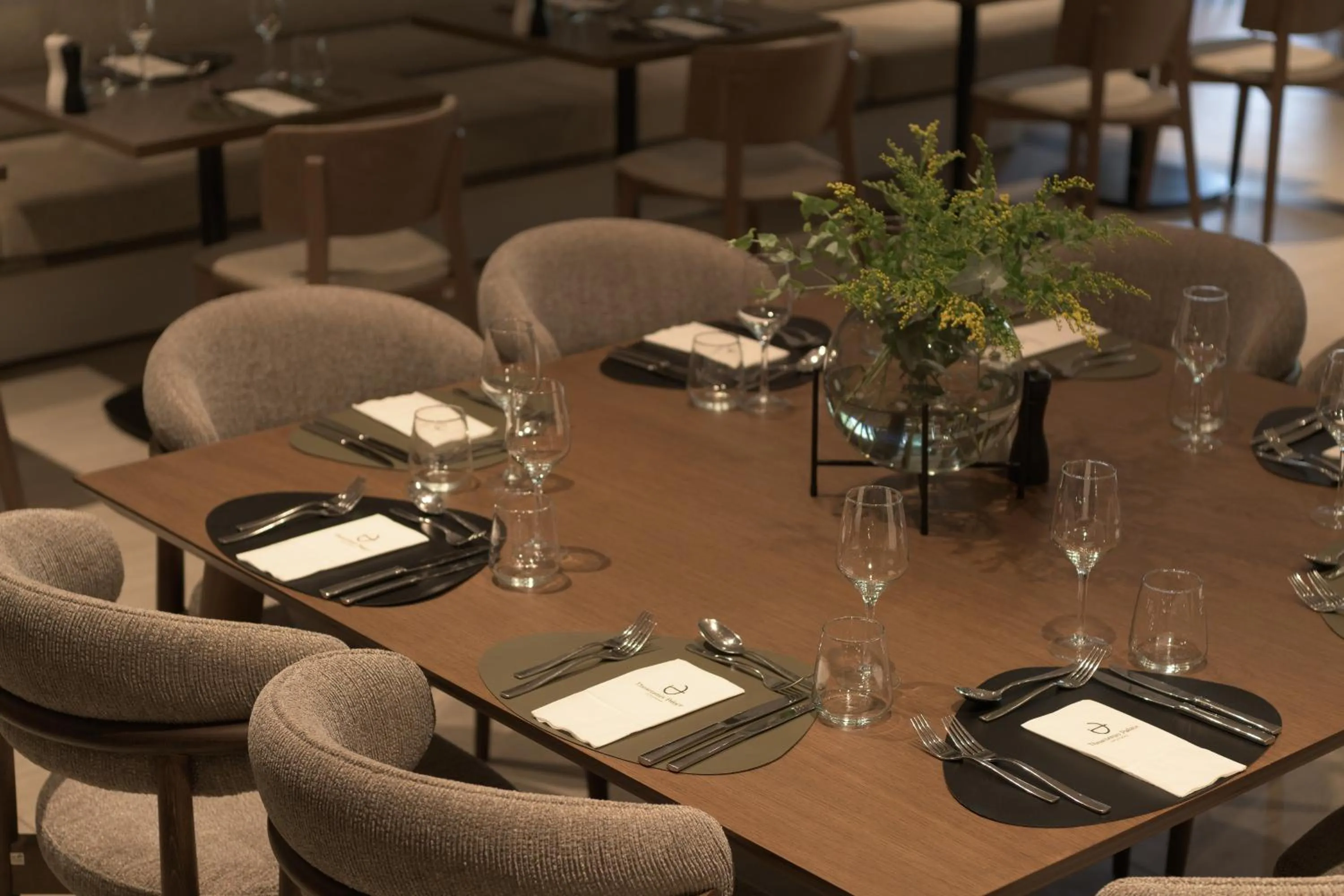 Restaurant/places to eat in Theartemis Palace