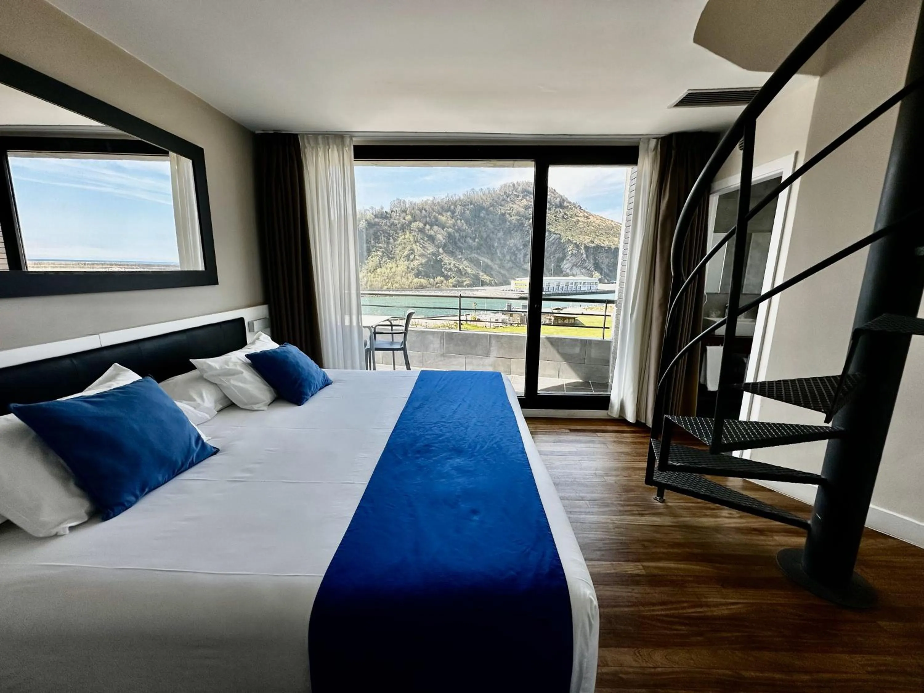 Bedroom, Bed in Hotel & Thalasso Villa Antilla - Habitaciones con Terraza - Thalasso incluida