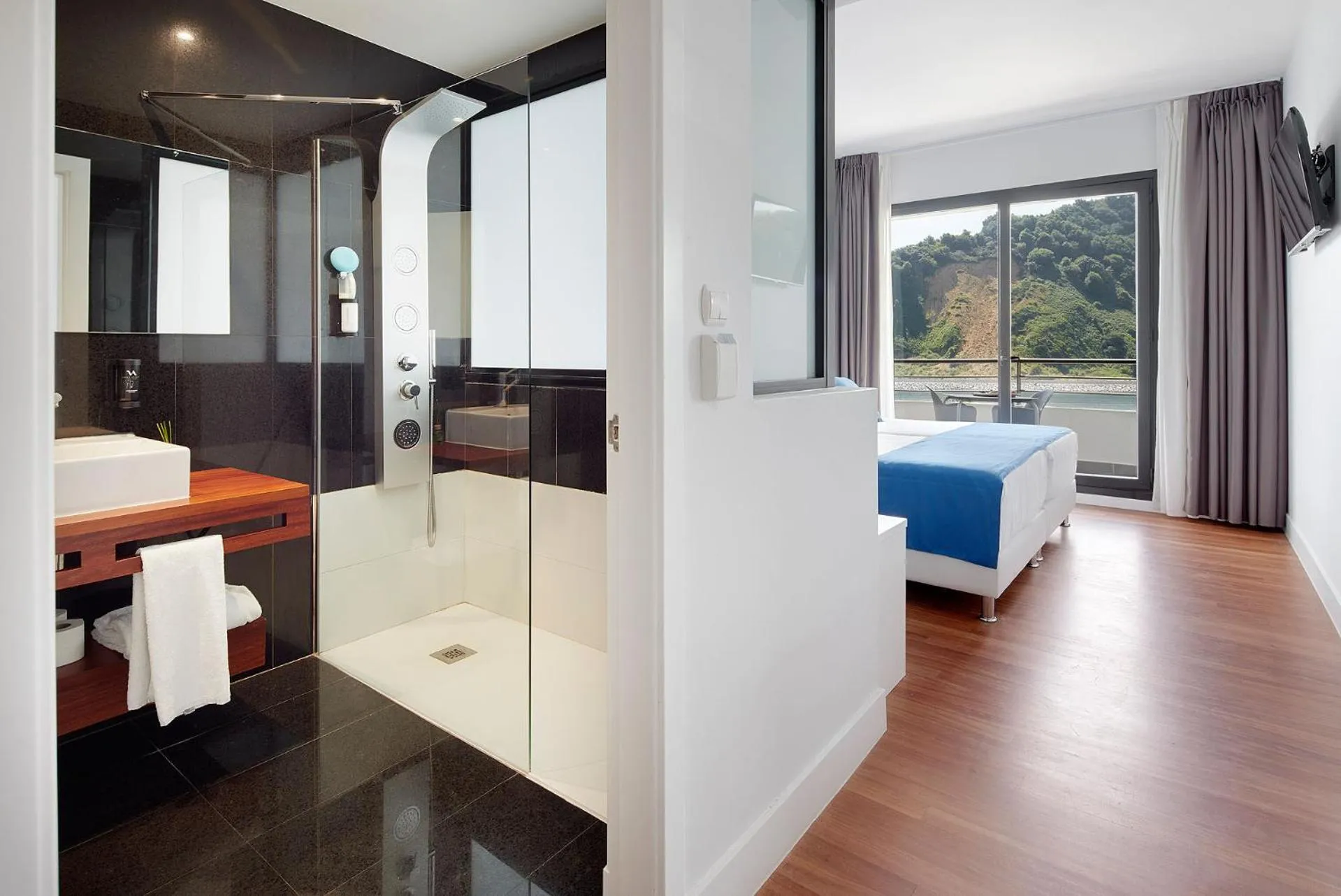 Bathroom, Bed in Hotel & Thalasso Villa Antilla - Habitaciones con Terraza - Thalasso incluida