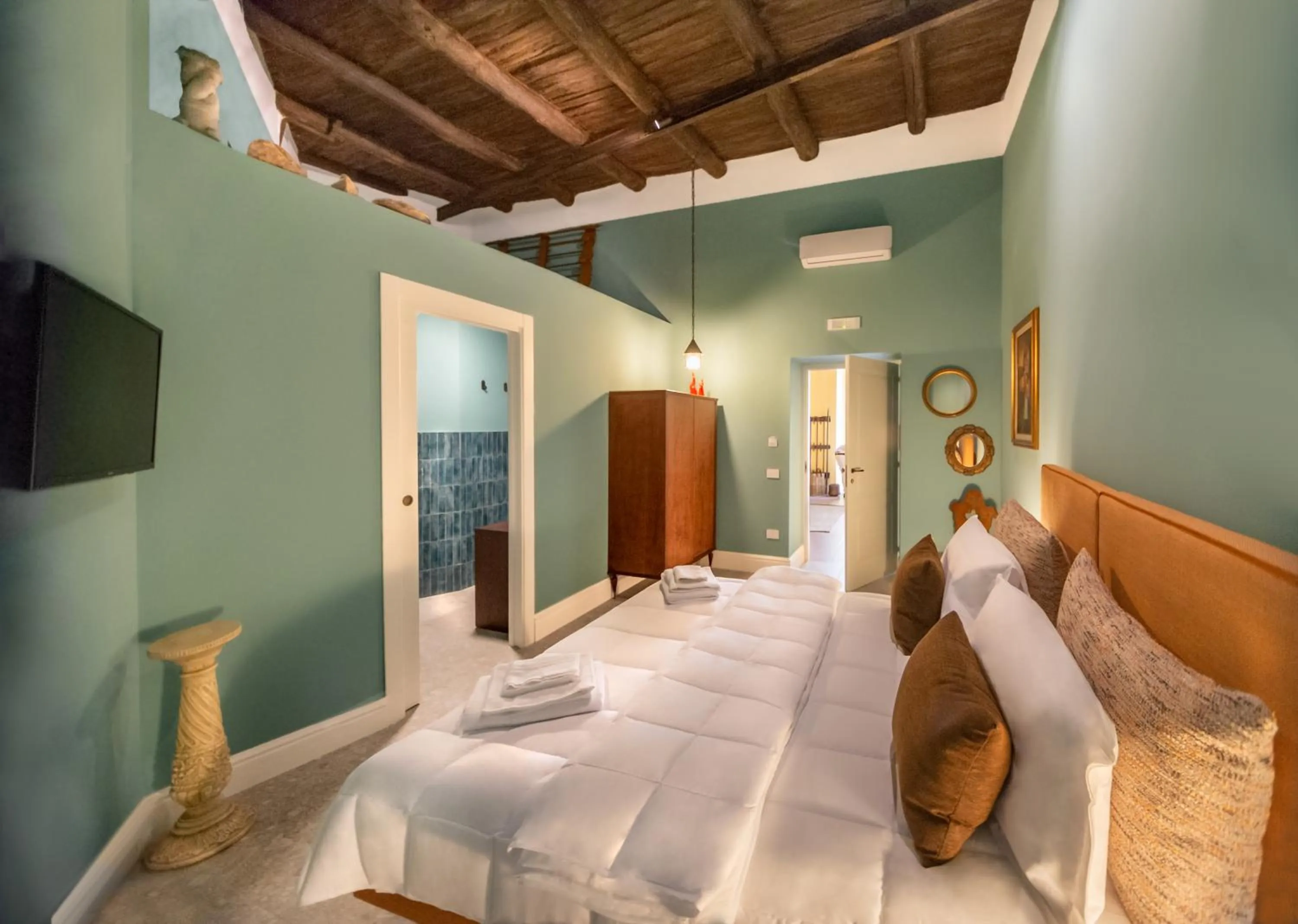 Communal lounge/ TV room, Bed in MONART HOSPITALITY Capodimonte