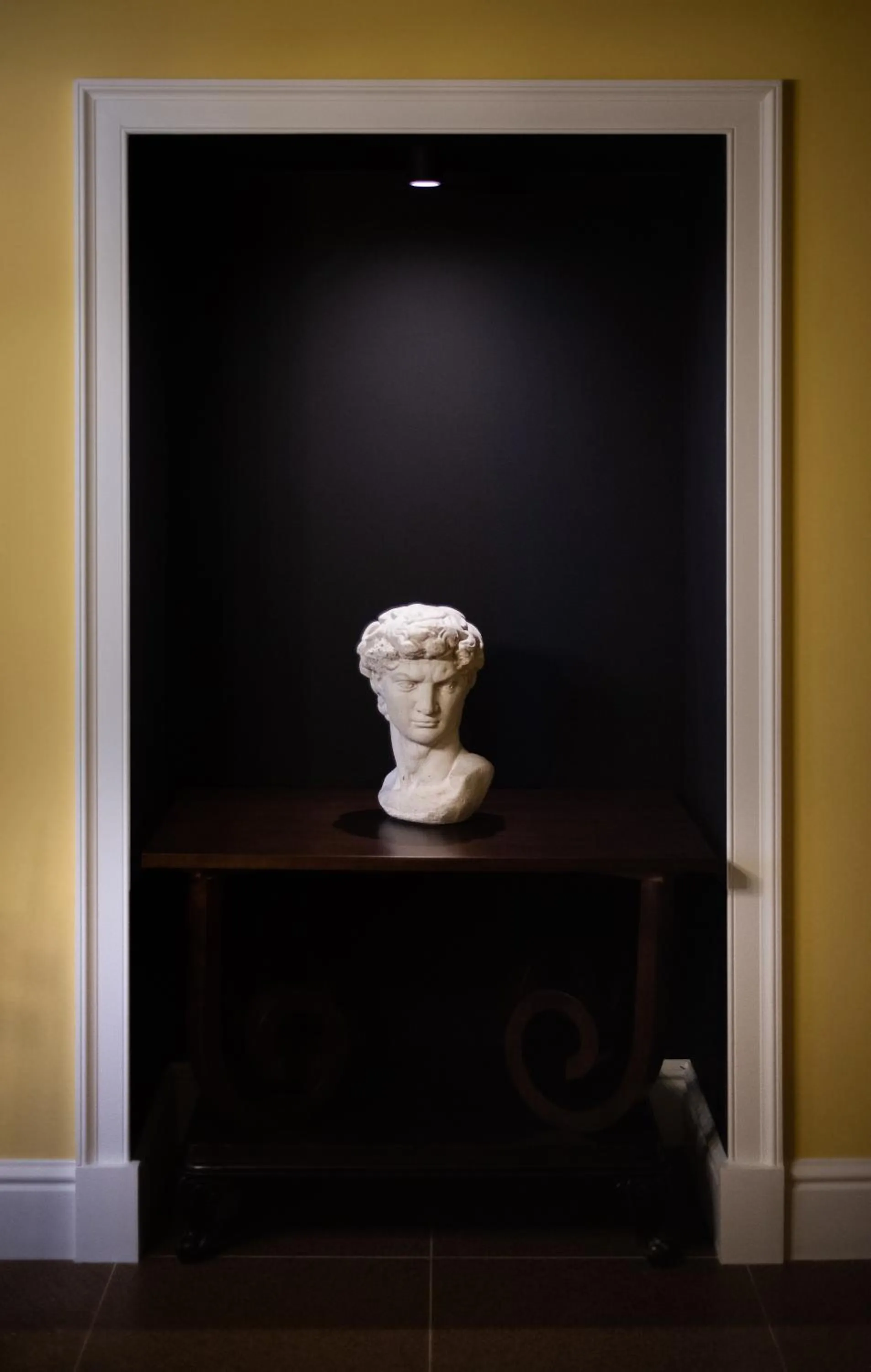 Decorative detail in MONART HOSPITALITY Capodimonte