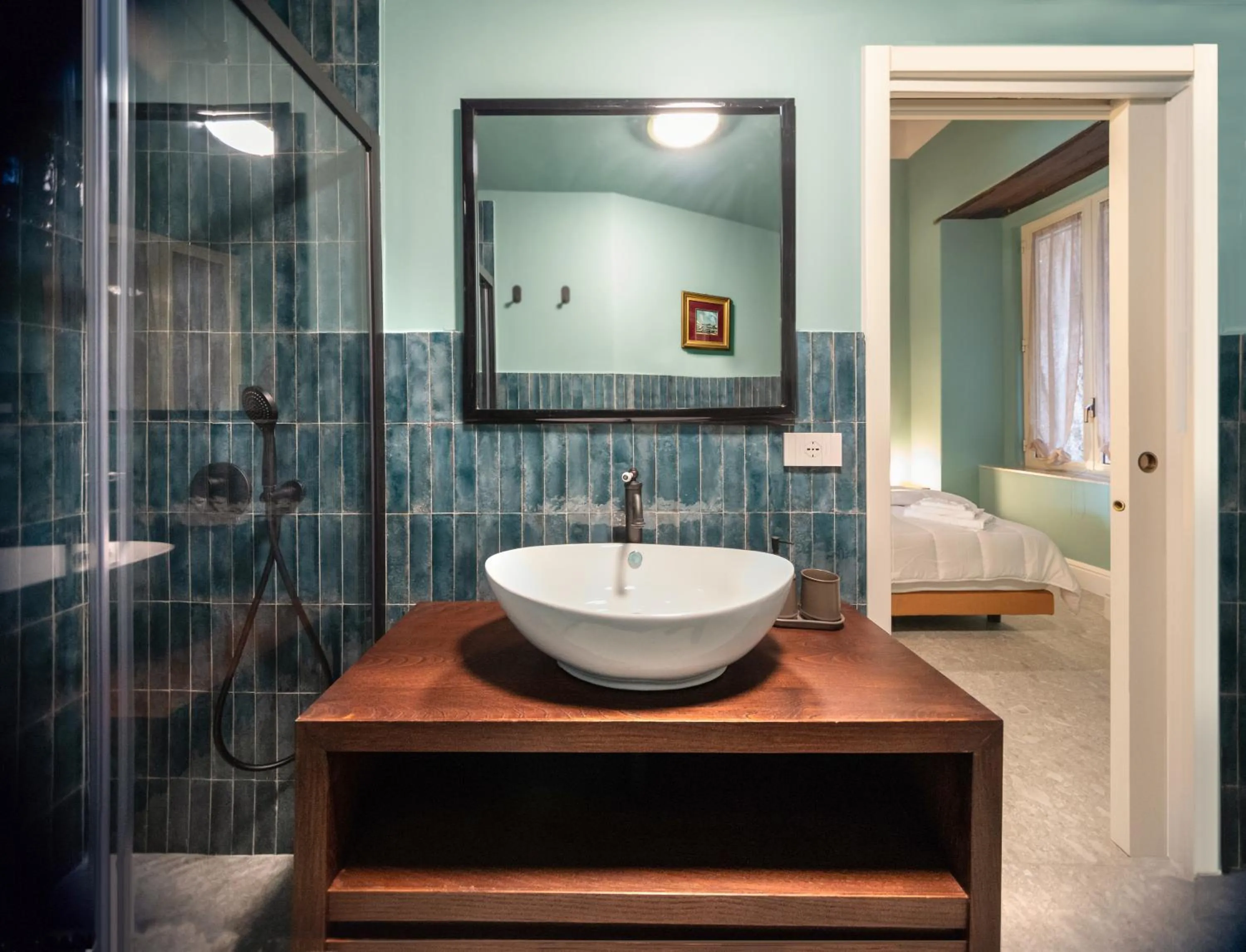 Shower in MONART HOSPITALITY Capodimonte