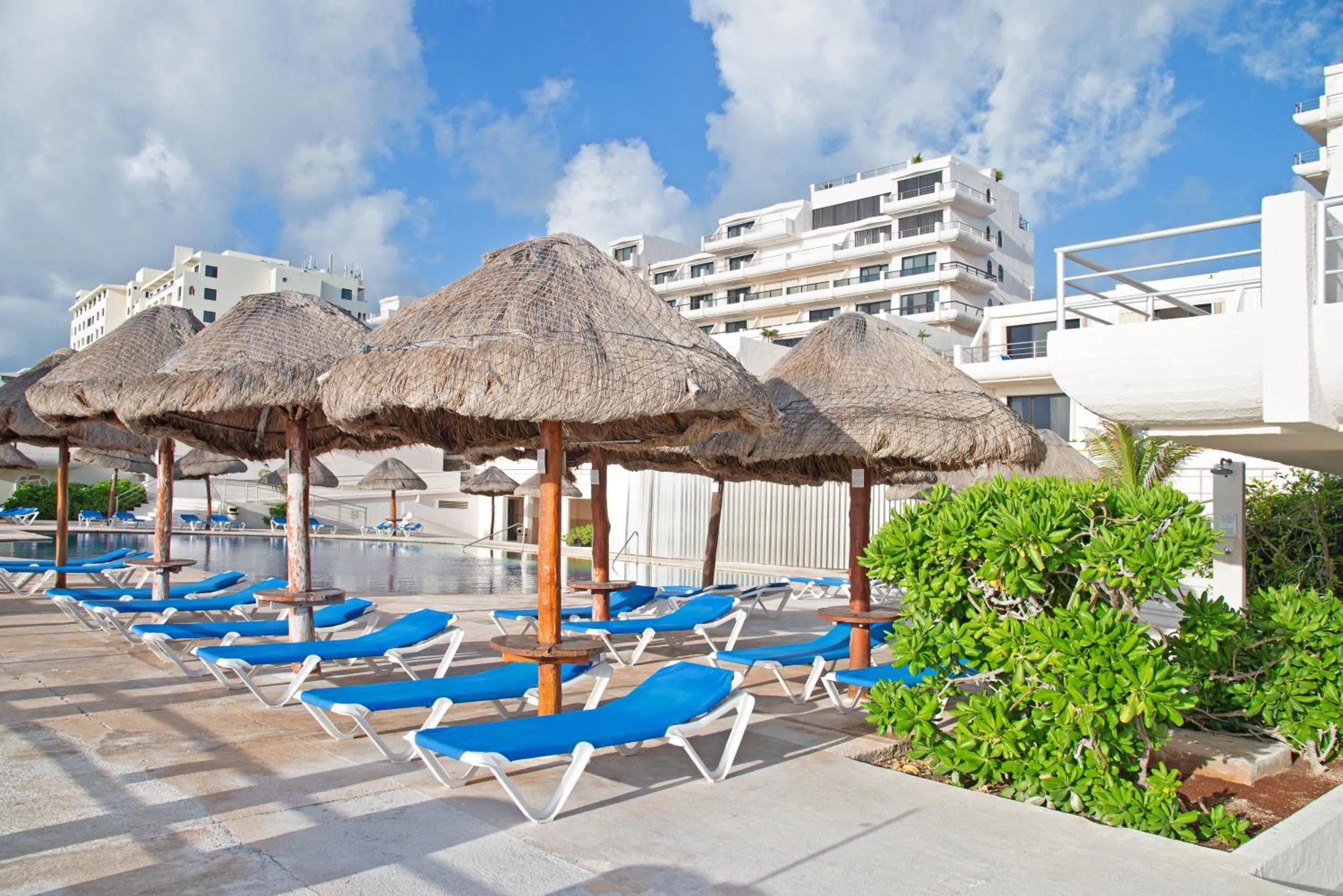 Swimming pool in Family Vacations apartment Ocean View