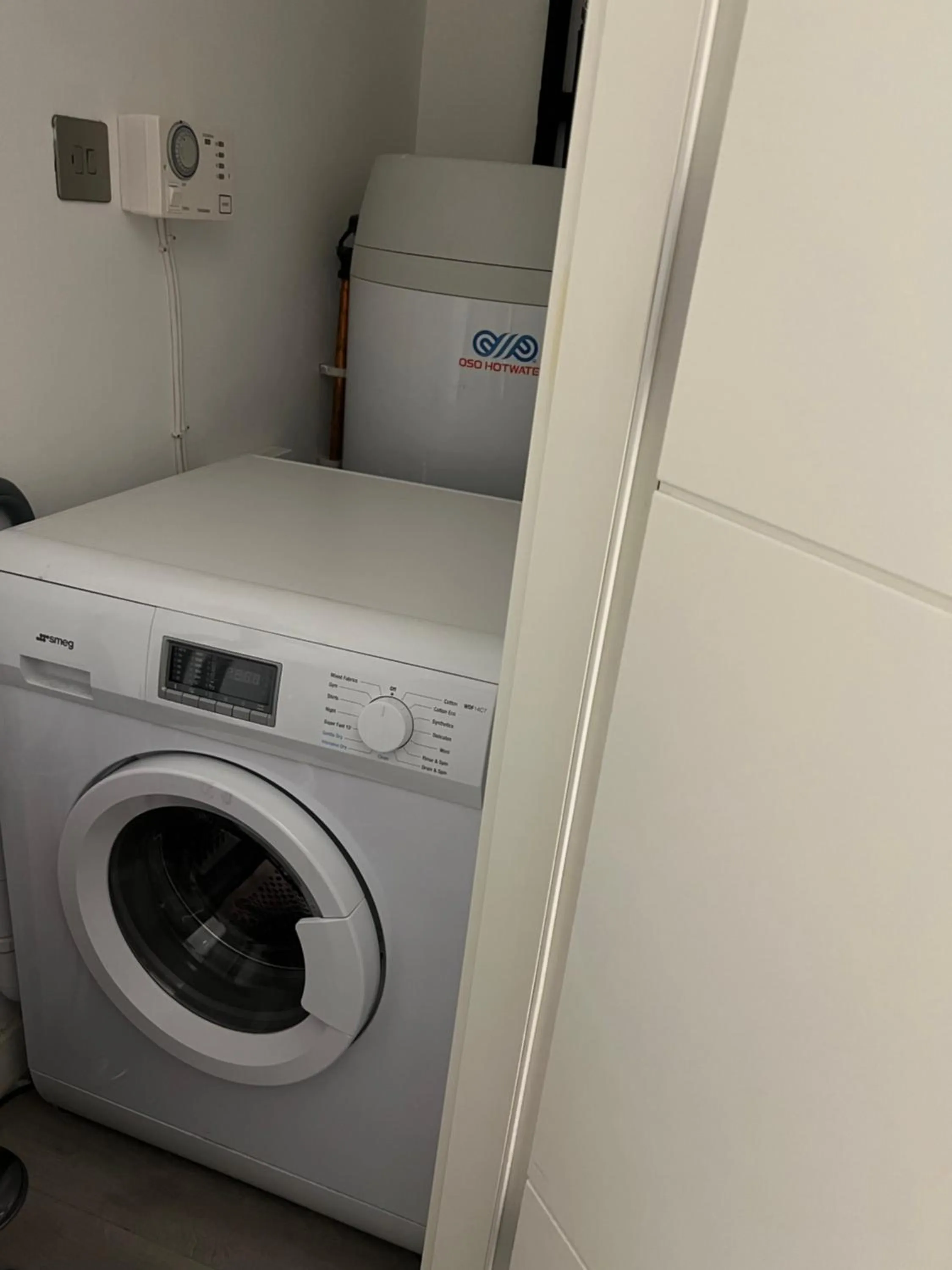 washing machine in Stylish 2 bedrooms, 2 bathrooms with workspace in Milton Keynes