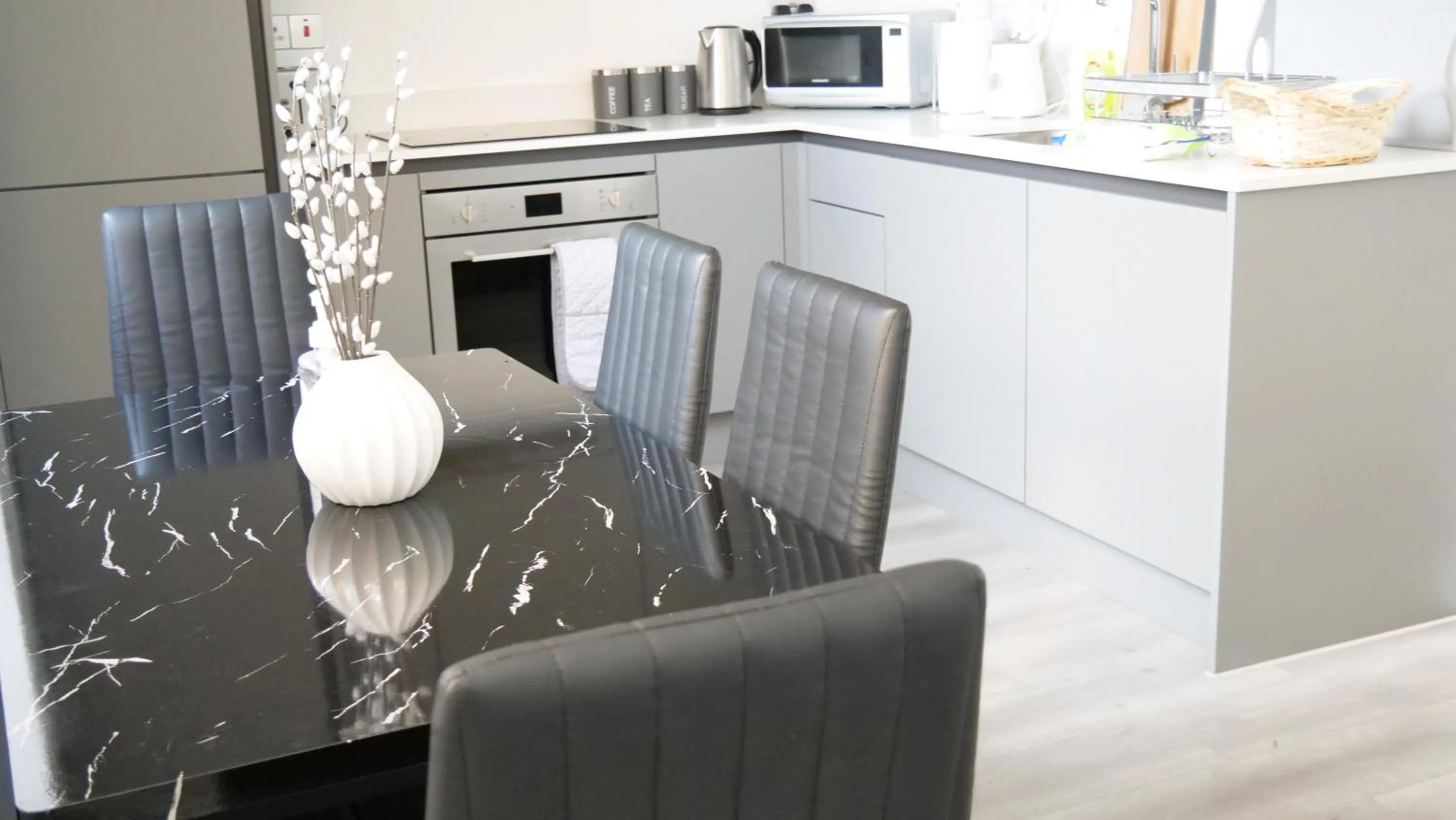 kitchen in Stylish 2 bedrooms, 2 bathrooms with workspace in Milton Keynes