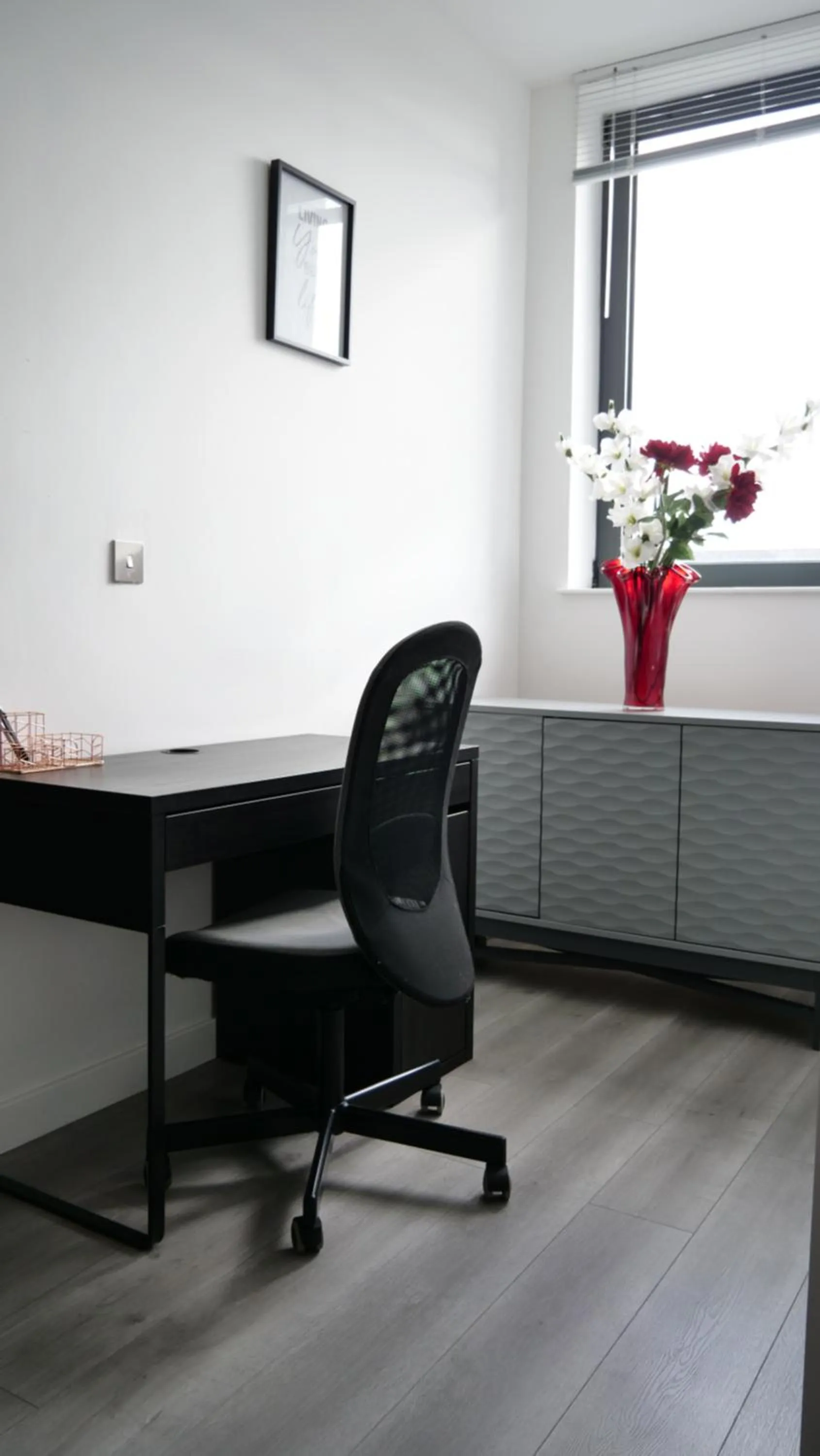 hair dresser in Stylish 2 bedrooms, 2 bathrooms with workspace in Milton Keynes