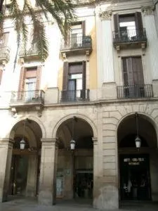 Facade/entrance in Roma Reial
