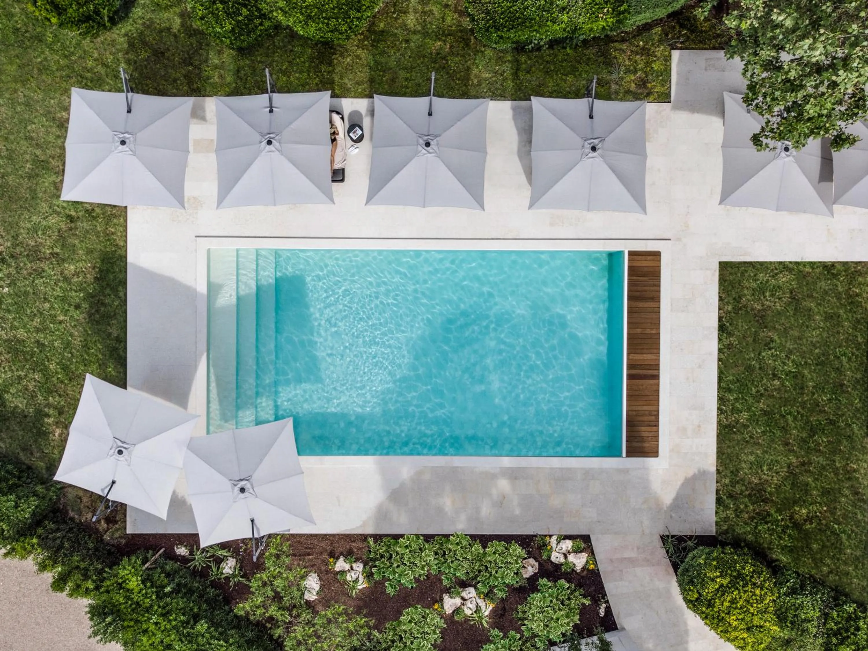 Swimming pool in La Nauve, Hôtel & Jardin - Relais & Châteaux