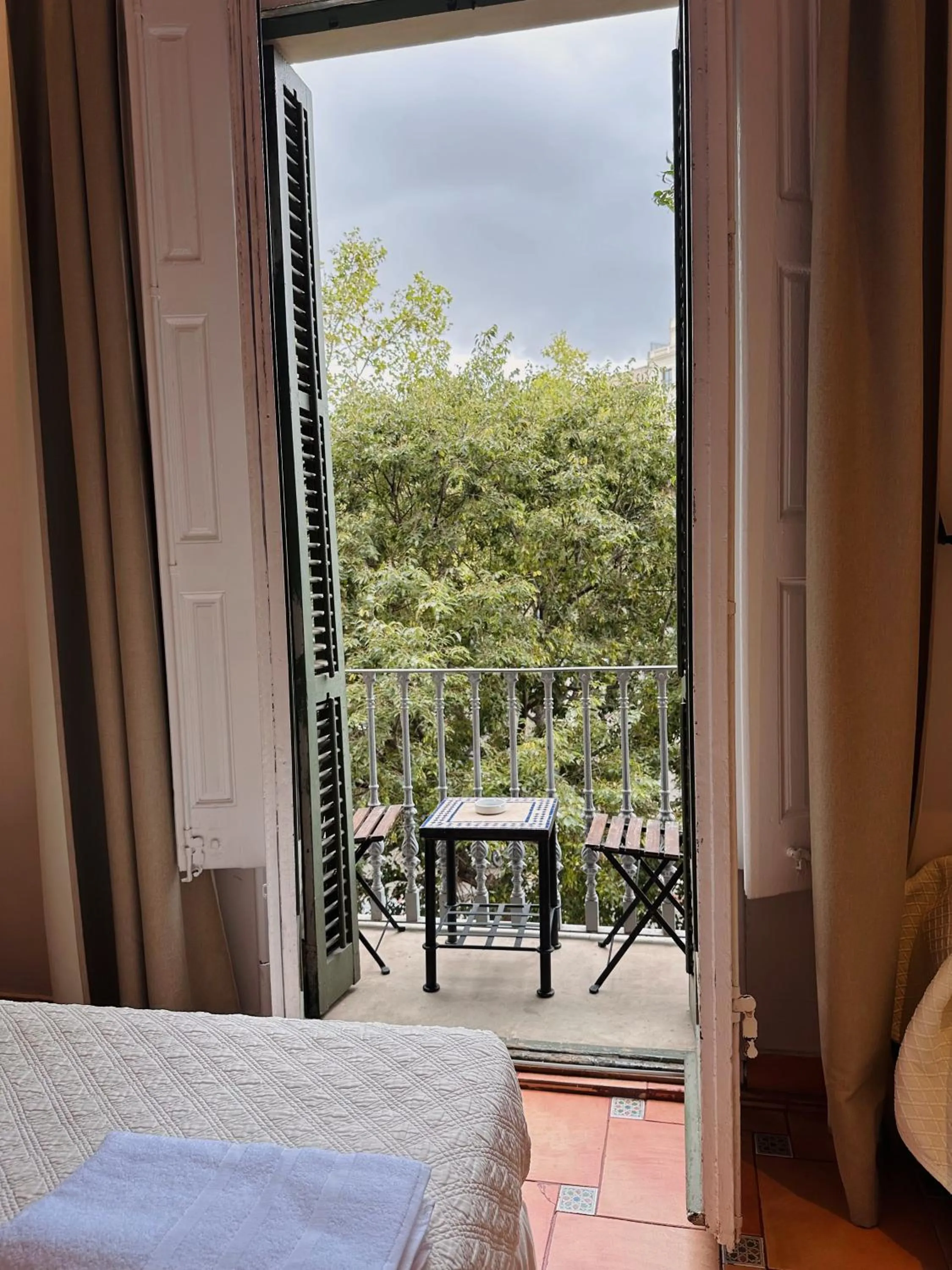 Balcony/Terrace, Bed in Casa Consell Gran Via, Guest House