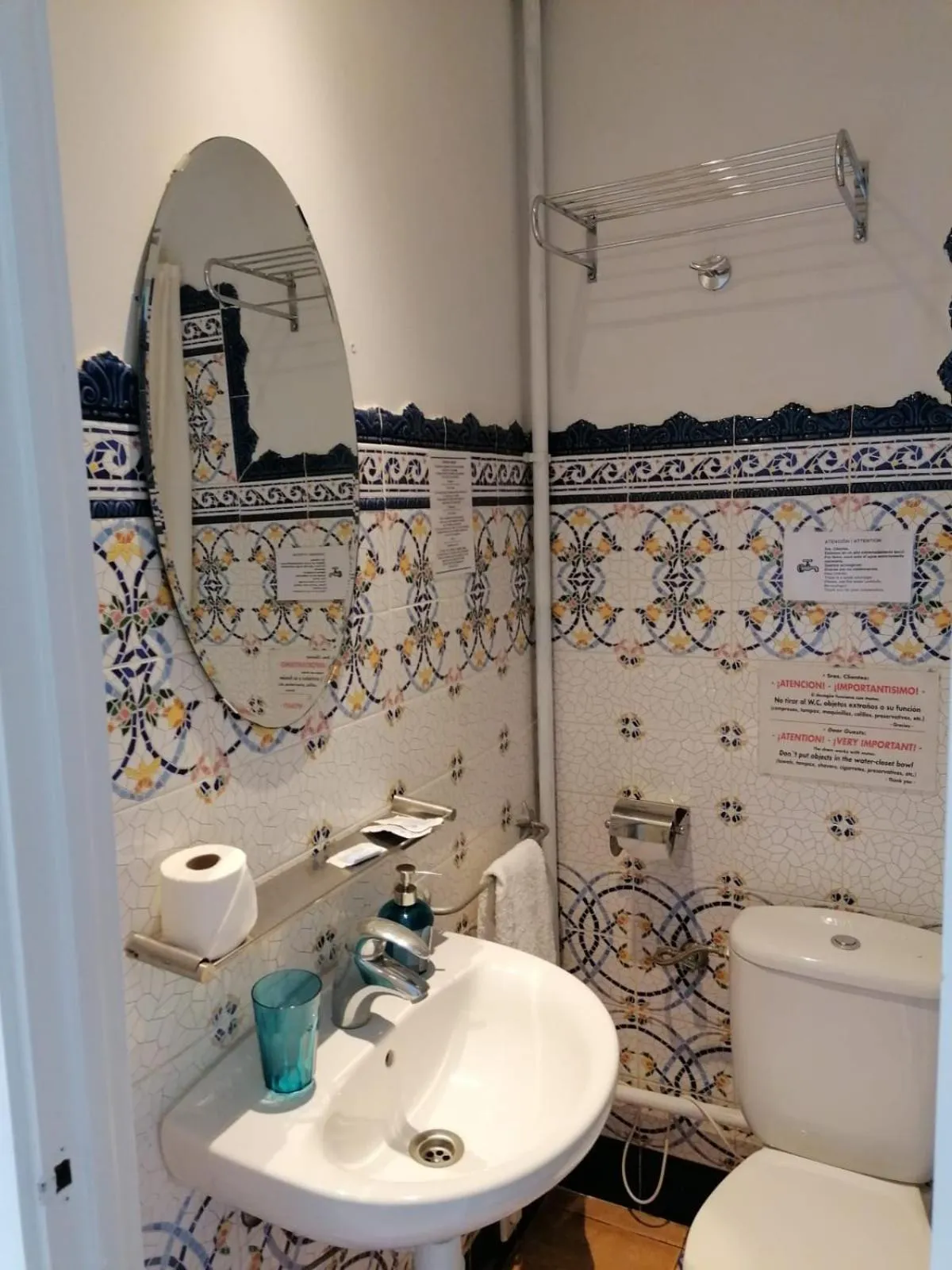 Bathroom in Casa Consell Gran Via, Guest House