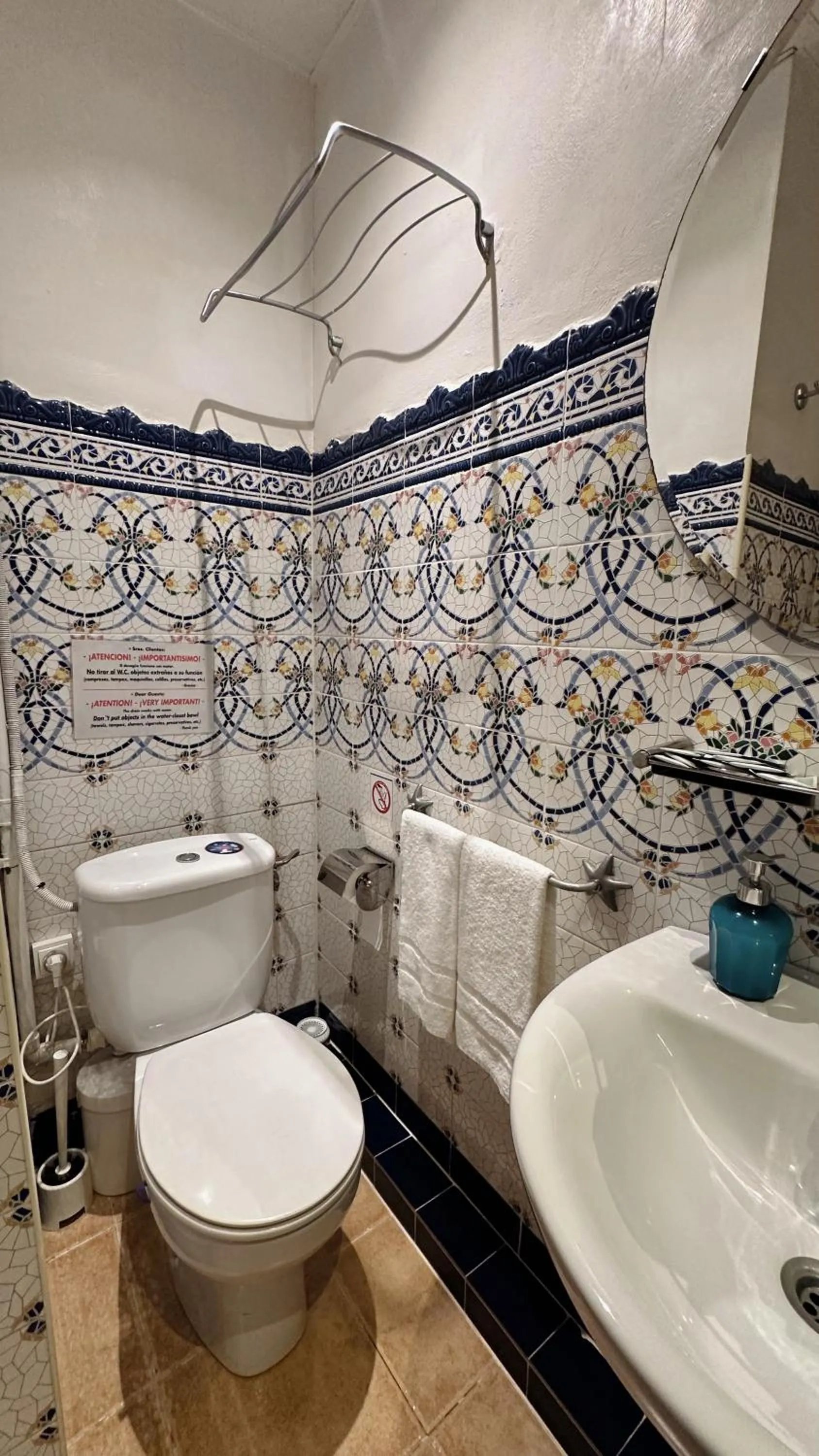 Bathroom in Casa Consell Gran Via, Guest House