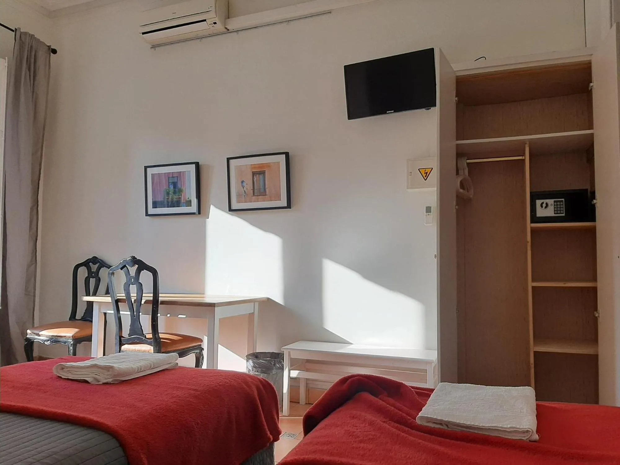 Decorative detail, Bed in Casa Consell Gran Via, Guest House