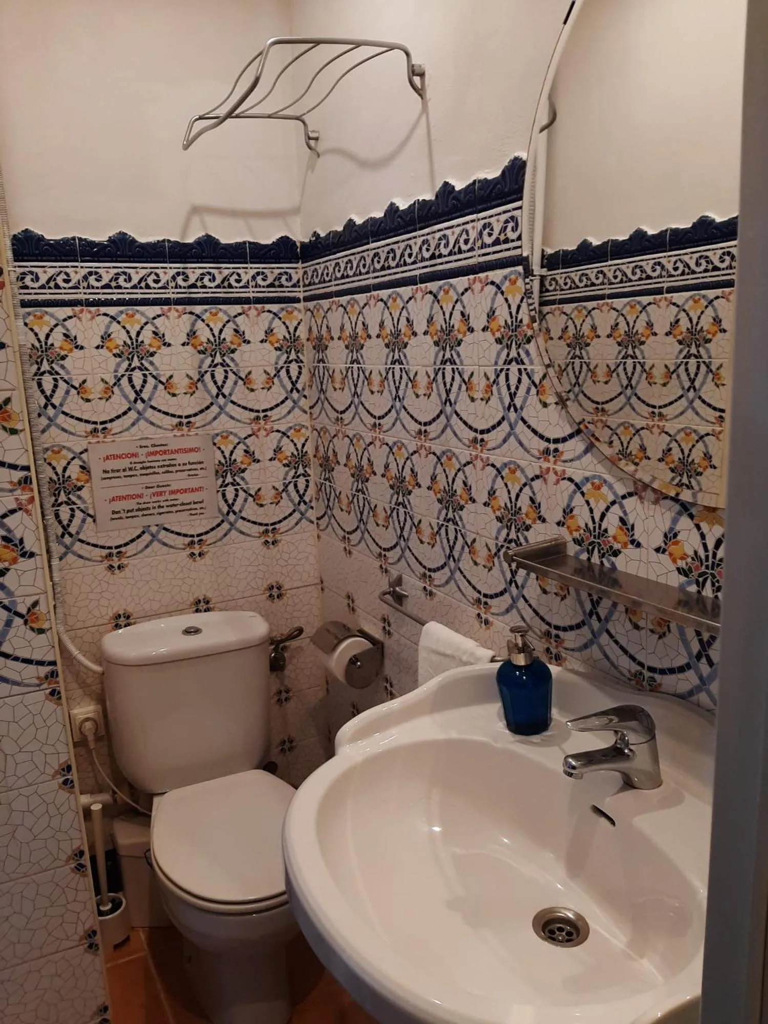 Bathroom in Casa Consell Gran Via, Guest House