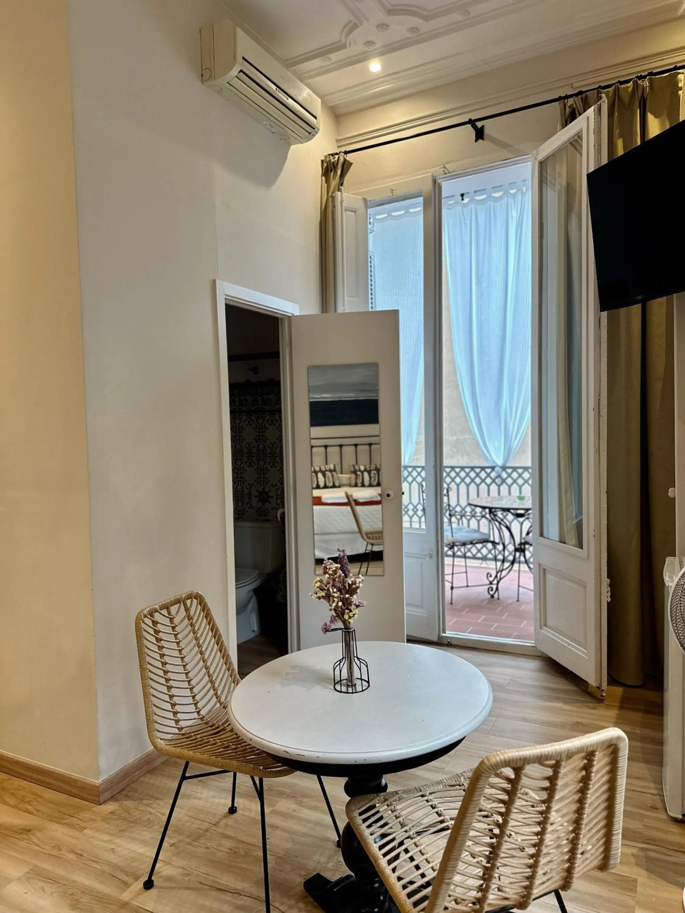 TV and multimedia in Casa Consell Gran Via, Guest House