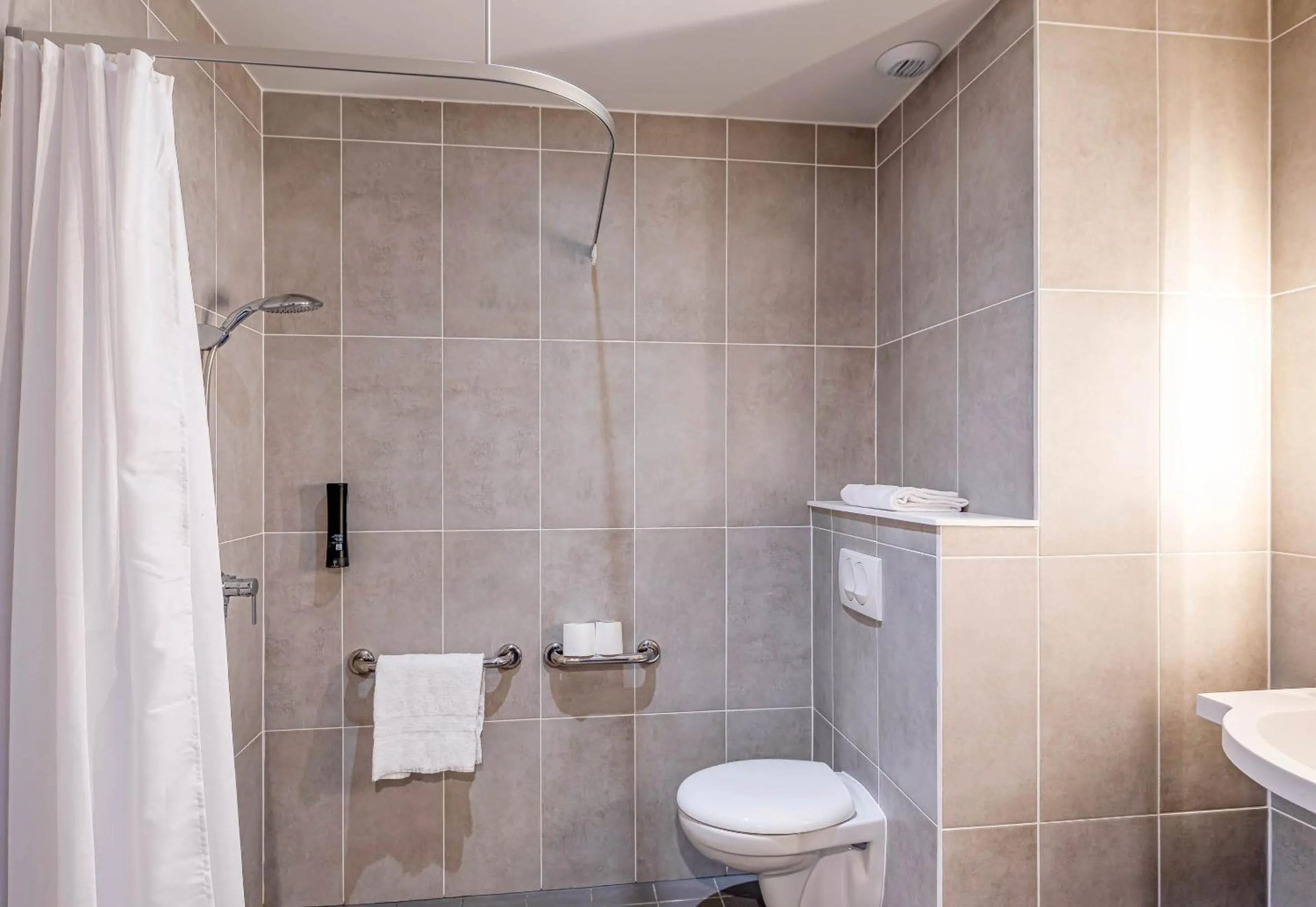 Bathroom in B&B HOTEL Bordeaux Saint André de Cubzac