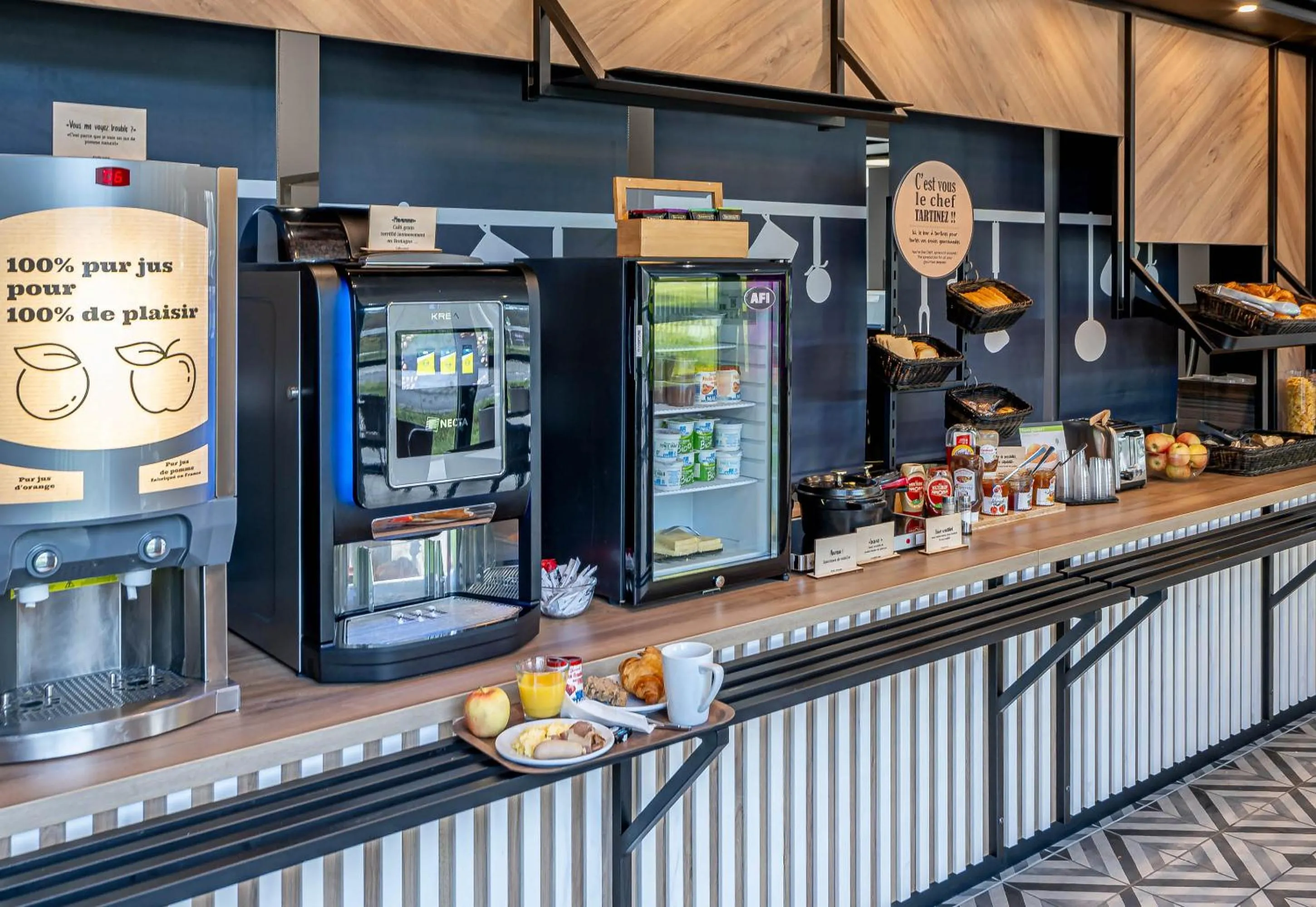 Buffet breakfast in B&B HOTEL Bordeaux Saint André de Cubzac