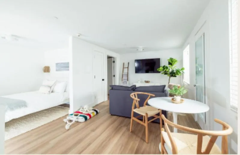 Dining area, Bed in DUNE Fairfield Beach