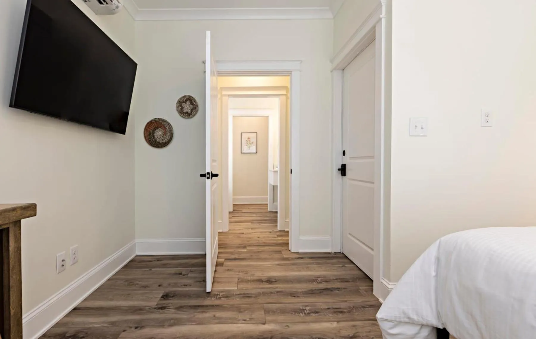 Bed in The Waverly 100 Inn at Old Beach