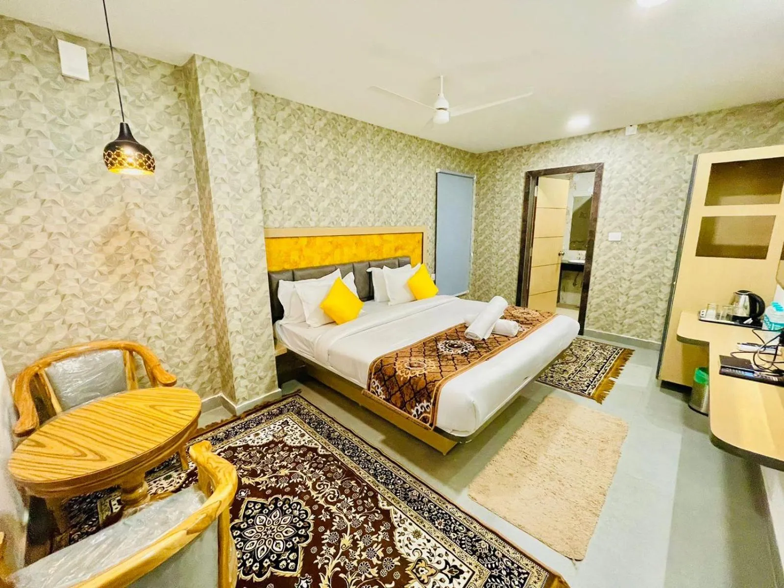 Property building, Bed in Hotel Lake View Airport zone